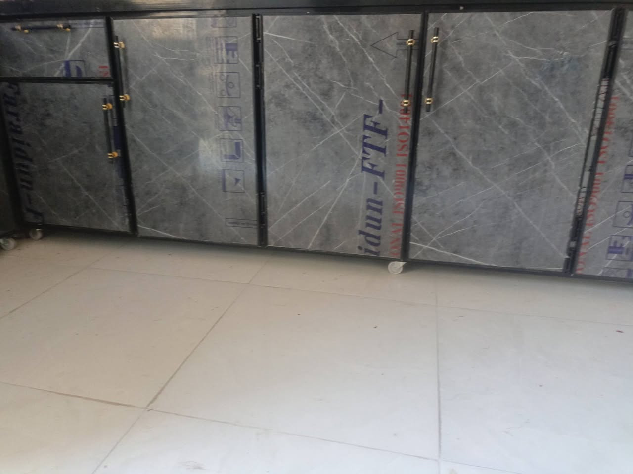 السلام عليكم كاونتر للبيع طول 3 متر متكون من قطعتين كبار + سنك متر ونص مرمر مع ضرر بسيط جداا في المرمر للاستفسار ***********

