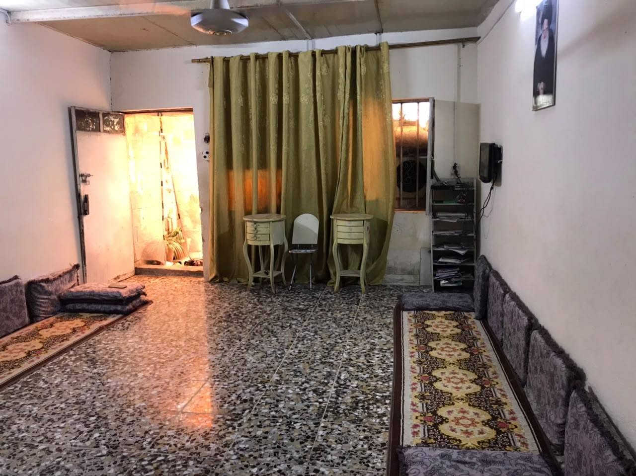 السلام عليكم
بيت تجاوز للبيع 
يحتوي على طرمة + استقبال + غرفة نوم+ مطبخ + حمام وتواليت مشترك+ ترك 
السقف ساندويچ الأرضية كاشي 
مكانه حلو وقريب ع شارع المعهد وعلى شارعين سيد هاشم . قرب مدرسة ندى الصباح . السعر 25 بيه مجال بسيط 
*********** الي مهتم يراسل واتساب او يعلق واني ادخله
