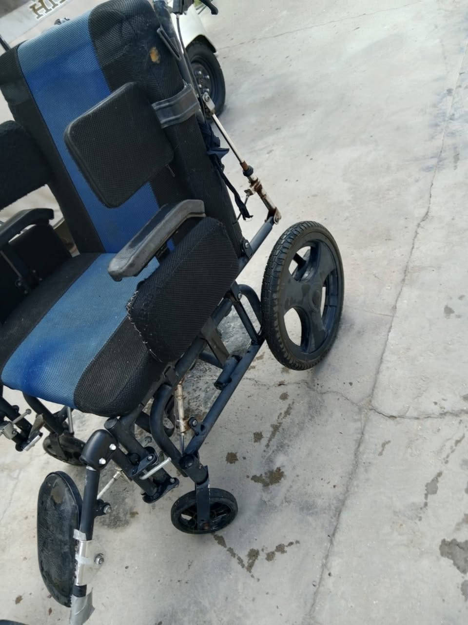 ---

*للبيع عربانة مرضى خاصة*

عربانة خاصة لذوي الاحتياجات، بيها مساند جانبية للظهر حتى تثبت المريض، بريكات قوية ومتينة.

نظافتها جيدة، استعمال قليل،

*السعر: 175 ألف وبيها مجال بسيط*

للتواصل علق واني ادخل خاص
