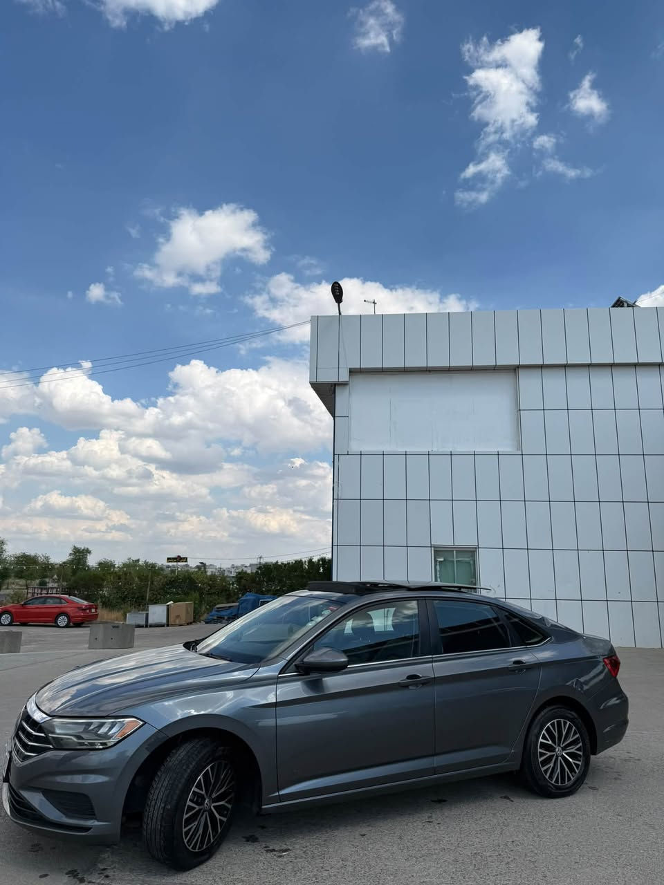 Jetta se+ 2021
بێ air bag 

پانۆراما 

بەسمە 

لایت لید 

کوشین پێش و پاش هیتەر 

کوشین کارەبایی 

سوکان هیتەر 

کوشین جلد 

ئاوێنە هیتەر 

رادار پێش و پشت 

زۆر خاوێنە دوو چامەلخی پشتەوەی نیو نیو سبوخە 

سوندوقی بیلادی گۆرایە پێش کەپس 

61000mile رۆیشتیە 

نرخی133$ وەرقە کەمەک مەجال بە ناوی خۆمە رەقەم هەولێر
***********
