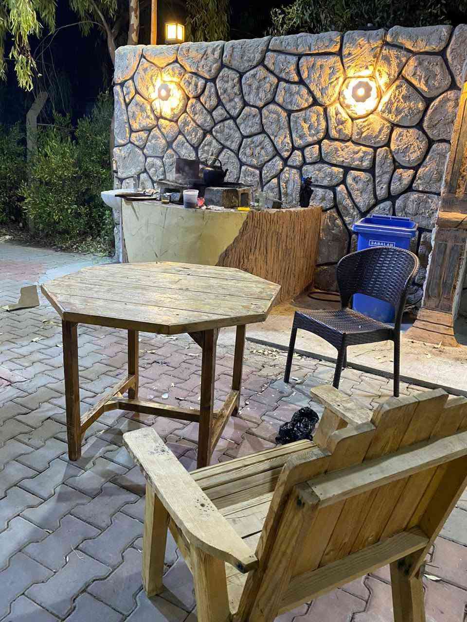 ☀️🔥 الحر قوي؟ خليها علينا! 🔥☀️

🏝️ عيش أجواء الصيف والراحة ويانا بمزرعة السعادة 🏝️

لا تخلي الحر يخرب عطلتك 😎
تعال اقضي يوم كامل من السباحة والراحة والضحك والونسة ويا أهلك وأحبابك ❤️

🏊‍♂️ مسبح داخلي منعش
🏡 بيت مؤثث بالكامل
🌳 حديقة وجلسات مريحة
🎱 بليارد
🎾 تنس
🛝 ألعاب أطفال
🔌 فيشة كهرباء
🍖 مكان مخصص للشواء
🍳 مطبخ متكامل
🚗 كراج للسيارات
📶 إنترنت
⚡ كهرباء 24 ساعة

🔥 هذا الصيف غير… خلي وجهتك مزرعة السعادة!
💦 سباحة وانتعاش
🌴 راحة وخصوصية
👨‍👩‍👧‍👦 متعة للكبار والصغار
❤️ ونة وذكريات حلوة

📩 للحجز والاستفسار راسلونا على الصفحة بيارق الخير لتأجير المزارع او الاتصال ***********

✨ مزرعة السعادة… يومك الحلو يبدأ من هنا!
العنوان خلف مطعم ميديا السياحي منطقة حه سار تبعد من المطعم 5د 
ملاحظه المزرعه للسفرات فقط ليست للحفلات 
يوجد لدينا عدة مزارع راسلونا عل واتساب لمعرفة المزيد
