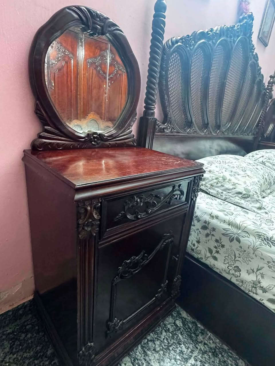 السلام عليكم غرفة نوم صاج داخل خارج عمل عراقي رايدها ٩٠٠ الف وبيها مجال للتواصل ***********
