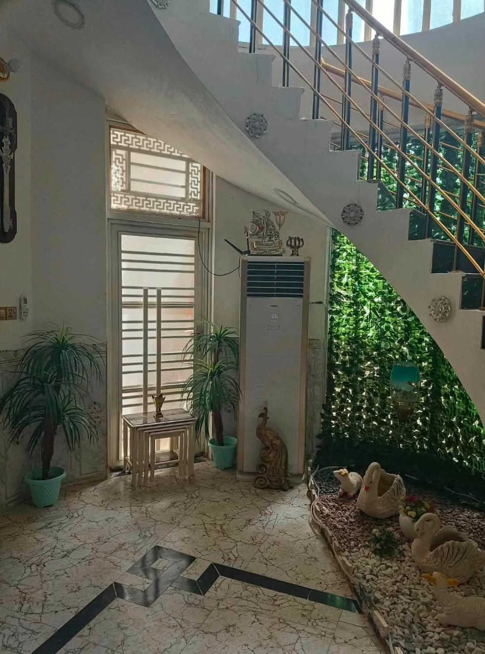السلام عليكم
بيت للبيع مع قطعه في حي العباس 
تفاصيل البيت 
مساحه 250 متر 
طابق الاول 
2 غرف نوم 4x5
1غرفه نوم 3x 4
صحيات داخليه وخارجيه
صاله 
مناور عدد 2 
طارمه وكراج 
وديوانيه طول 9x 4
وغرفه طابق ثاني مع البيتونه 
سطح كونكريت صب 
بخصوص القطعه عباره عن حديقه مساحه 250 متر مع كراج 
السعر البيت مع القطعه 300 مليون وبيها مجال 
تلفون ***********
