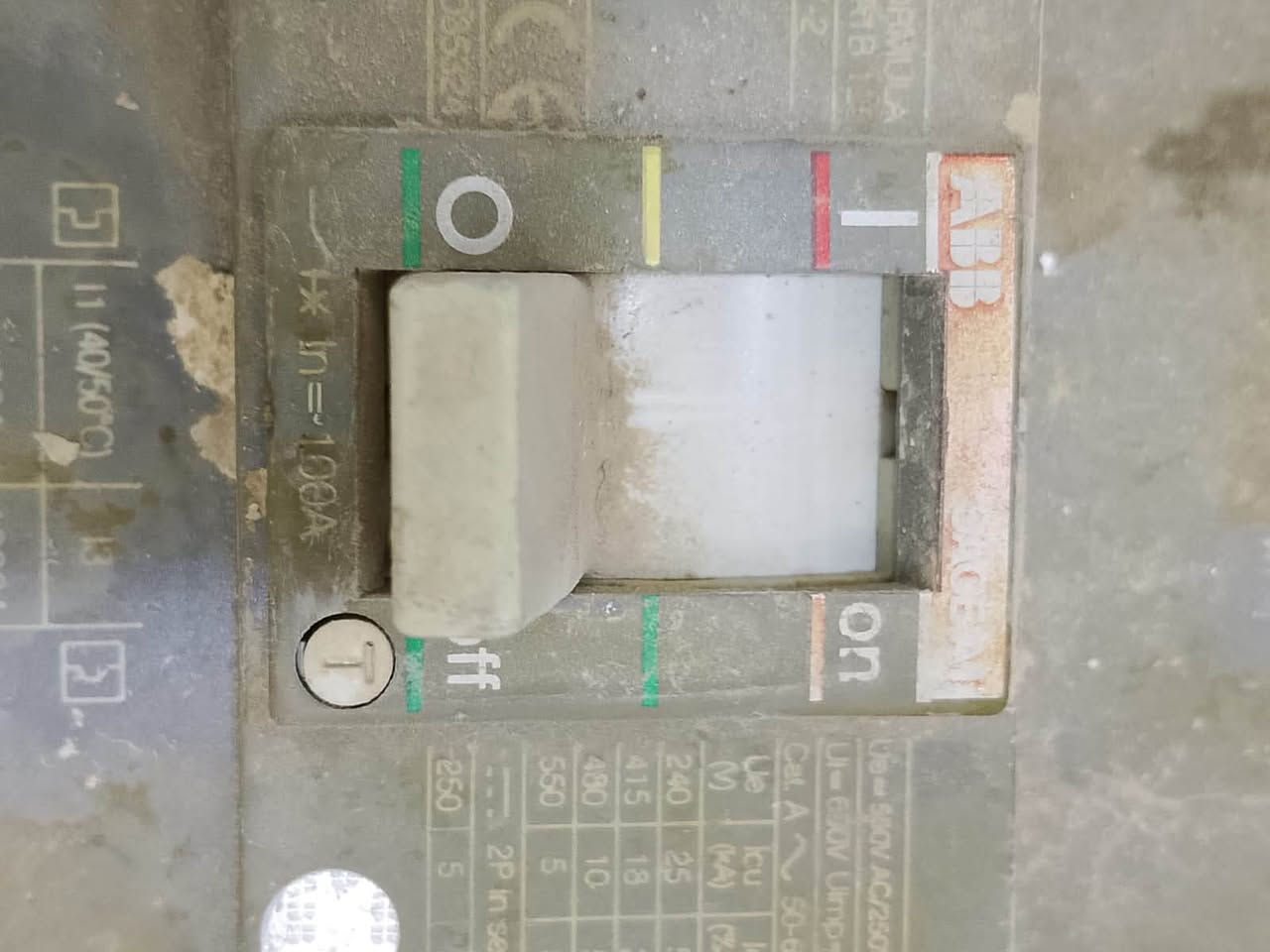 8 سيوج هولدر
12 بلك سويج ثلاثثه منهن حراري
قاطع رأيس ابو 3 هونداي
جوزات هافيلز ام الاثنين و اربعه هافيلز
2 جوزات ءبلت ام 16
1 قاطع رأيسؤ Abb
جهاز تحوي ثلاثي  الشروق 50 A
6 مترات كيبل 4x 16 رقمي***********

