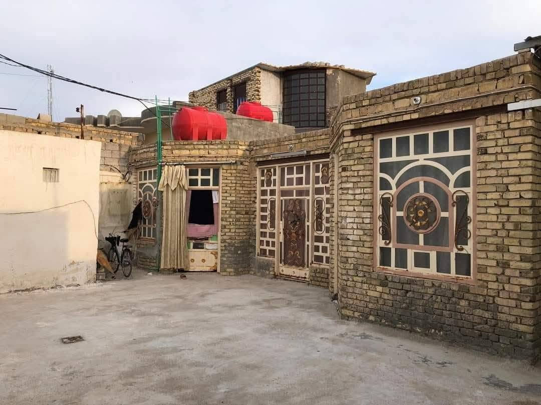 منزل للبيع  
المساحة الكلية  380 م
استقبال 
غرف عدد ( 2 ) 
صالة  كبيرة 
حمام داخلي
مطبخ حار + بارد 
صحيات خارجية 
المكان _ قريه آل كاظم _ قرب حسينيه الامام الكاظم 
للأستفسار الاتصال على الرقم 
                            *********** 
‏‪***********‬‏

