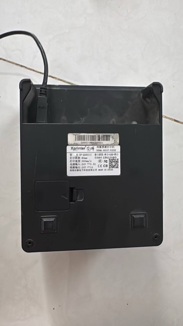 للبيع ***********
النوع: طابعة حرارية للباركود والملصقات (Thermal Label Printer)
الطباعة: حرارية مباشرة، بدون حبر.
الدقة: 203 DPI.
سرعة الطباعة: تصل إلى 152 ملم/ثانية.
عرض الطباعة الأقصى: 76 ملم.
عرض الورق/الستيكر: تقريباً 20–82 ملم.
تدعم الورق الحراري والستيكرات اللاصقة.
تدعم باركودات مثل CODE128 وEAN وCODE39، وكذلك QR Code وData Matrix.
