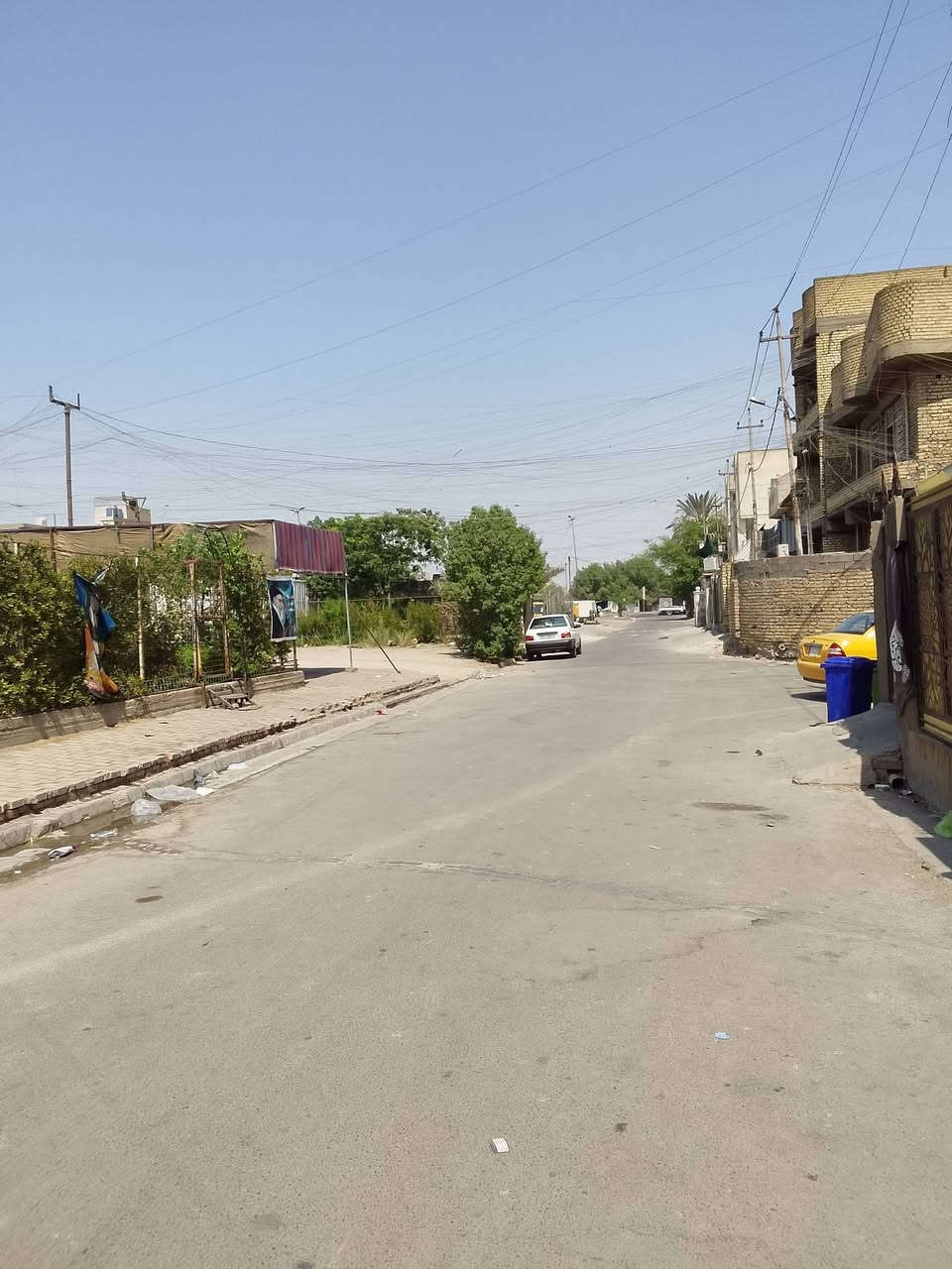 بيت للبيع مساحة ٧٢ م  الواجهة ٩ والنزال ٨ ، قديم يعتبر قطعة أرض يقع على ٣ شوارع ( شارع تجاري) مع رصيف  ٥ متر وتشجير أمام البيت ممكن يستغل كحديقة .
البيت ممكن يكون للسكن او الاستثمار محلات تجارية .
الموقع مدينة الصدر قطاع ٥٥ج مجاور مدرسة الكرامة الابتدائية الشارع المؤدي إلى مدينة ألعاب وسوق الوحيلات للاستفسار الاتصال 
***********
