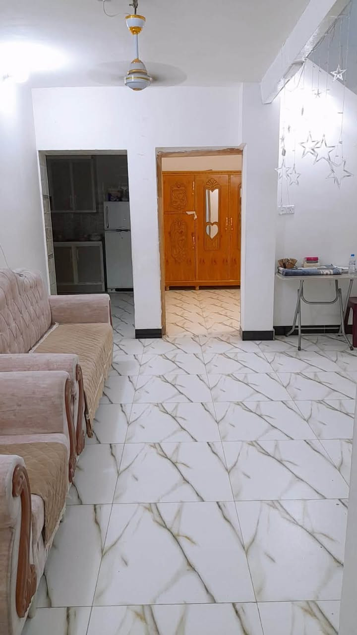 للبيع بيت ملك صرف في منطقة القبلة، خلف السوق الكبير، على شارع العام.
المساحة: 2٠٠ م²
الواجهة: 12.5 متر
عدد الطوابق: طابقان

الطابق الأرضي:

* كراج سيارة
* حديقة
* غرفة
* صالة
* هول
* ديوانية
* حمام داخلي
* حمام خارجي

الطابق الثاني:

* 3 غرف نوم
* صالة
* حمام

البيت نظيف ومُعتنى به، وموقعه مميز وقريب من الأسواق والخدمات.

للاستفسار والتواصل يرجى المراسلة أو الاتصال
***********.
