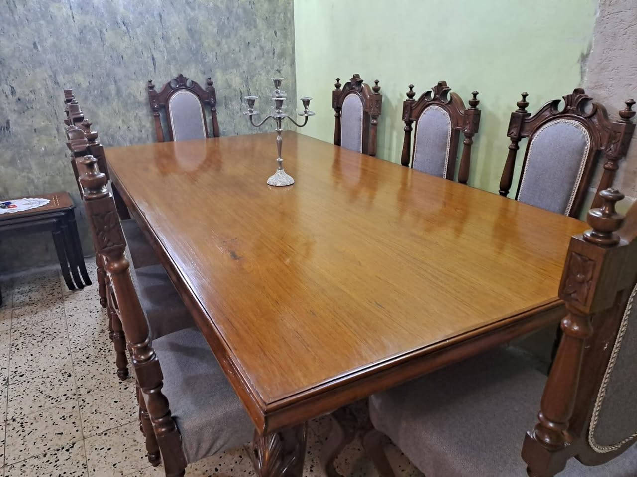 ميز طعام ٨ كراسي خشب صاج بورمي شغل نقش يدوي عراقي يدون اي ضرر الاتصال ***********
