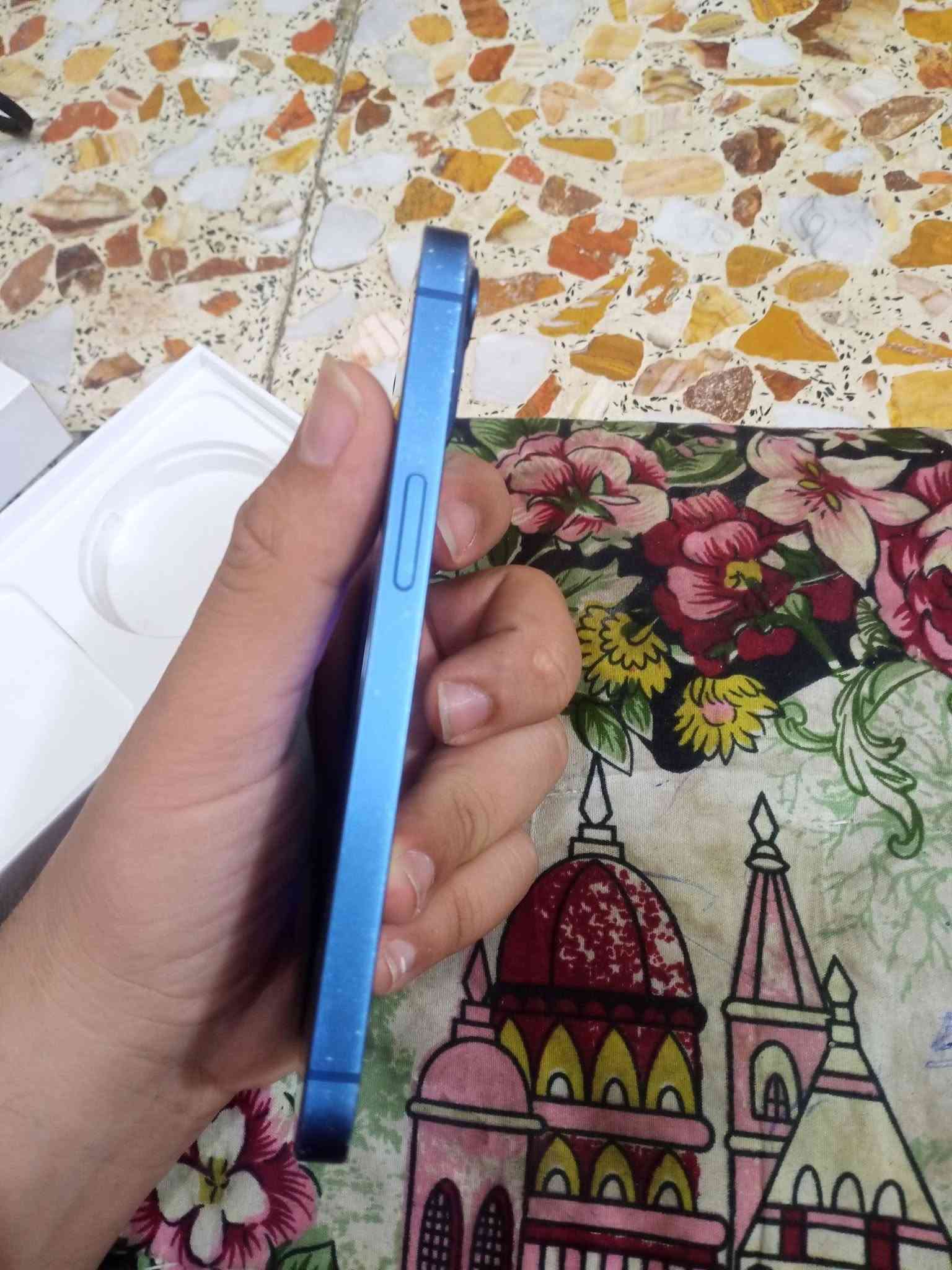 السلام عليكم ايفون ١٣ عادي مبدل بس بطاريه كلش زينه تقرا 100 الجهاز شرق اوسط كارتونه موجودة كلشي شغال فيس ايدي نت اتصال سيم كارت كامريات كله فول فقط ضهر مكسور ويتبدل ب ١٥ الجهاز مكفول من اي عطل واطيك بي ضمان  
مكاني بغداد 
***********
سعره 300 وبي مجال قليل ل شراي
