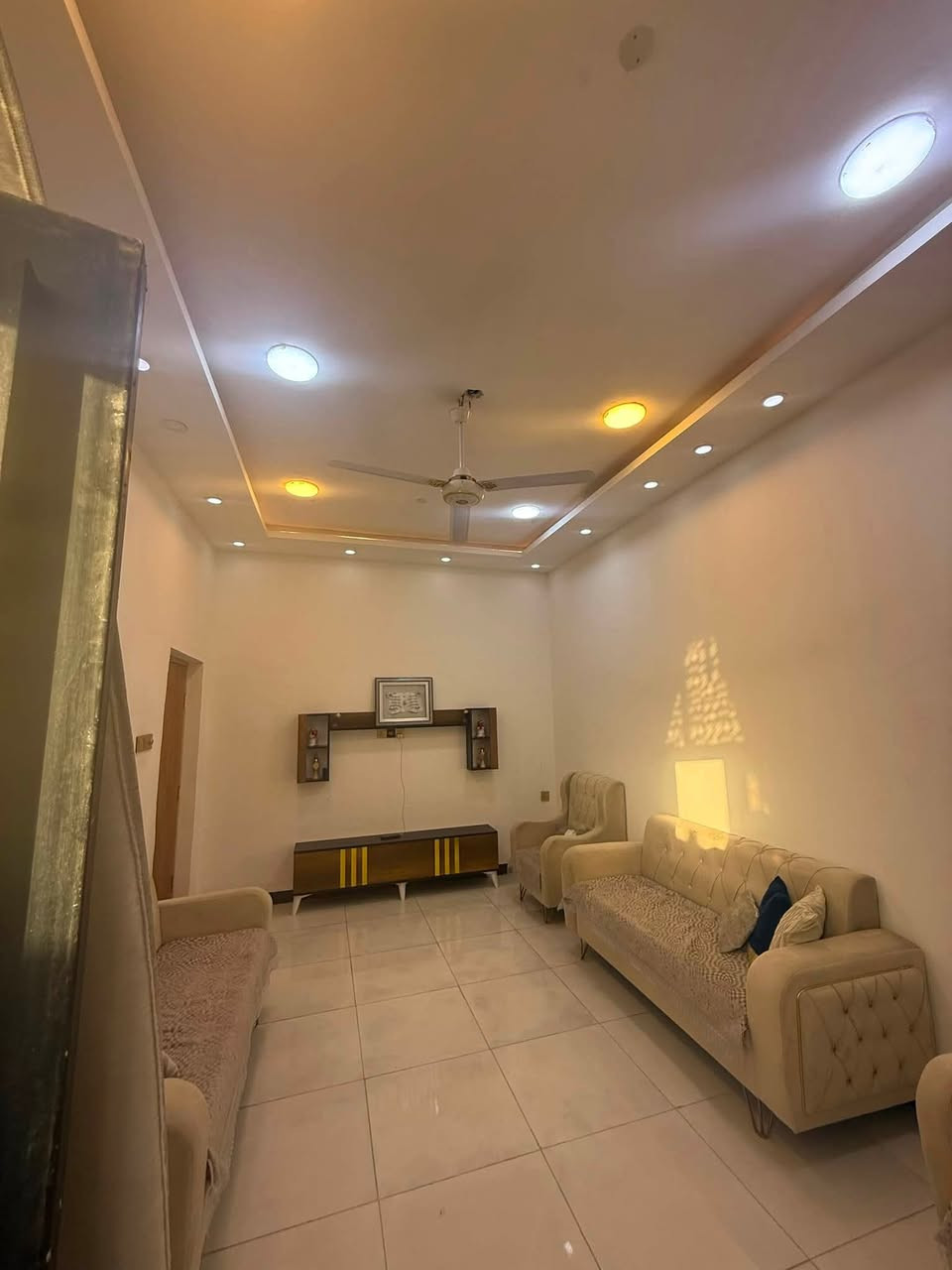 بيت في حي النور مقاطعه 830
مساحه 100 واجها 5 ونزال 20 
طابق واحد سنه البناء2025 
نوع البناء بلوك تجريان محتوياته 
غرفه وصاله ومطبخ ومجموعه صحيات وستقبال ومناور السعر 123 مليون 
وقابل للتفاوض انور اركان عقارات الصفا
هـ ***********
هـ ***********

