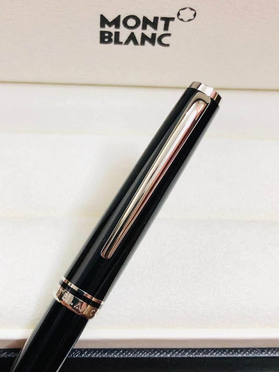 قلم مونت بلان   (Montblanc) جاف 
مستر ستوك - 144- بلاتينيوم       
الماني اصلي الحجم M 
لوك غير مستعمل 
مع العلبه الاصلية
والكرنتي والمرفقات  
للاتصال ***********
