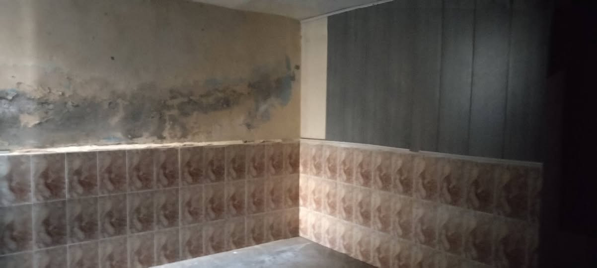 نص قطعه للبيع مقطوعه من بيت الموقع مدينه الصدر قطاع ٢٠ (شارع٦٠ مقابيل الاستدارة) الشارع تحت العمار جاي يشتغلون بي   النص صايره بيت فوك وبيت جوه يرهم للاستثمار او تفليش  السعر ١٢٥  وهذا ارخص سعر راح تشوفه علئ شارع ٦٠ رقم الهاتف ***********
