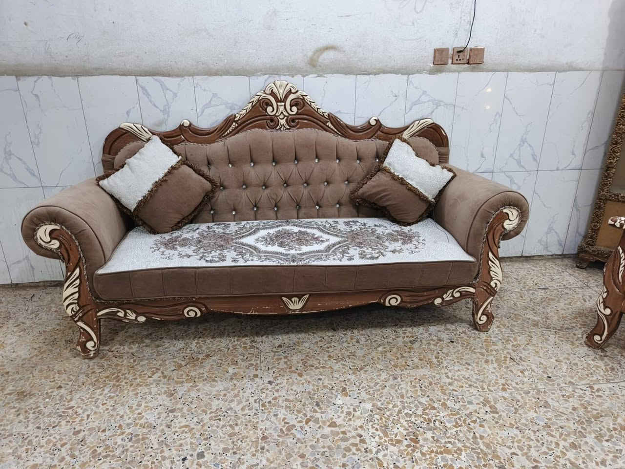 تخم زان ملكي تكمه نظيف جدا 8مقاعد ب290الف وبي مجال المكان الوشاش *********** يوجد توصيل بكروة يوجد واتس اب
