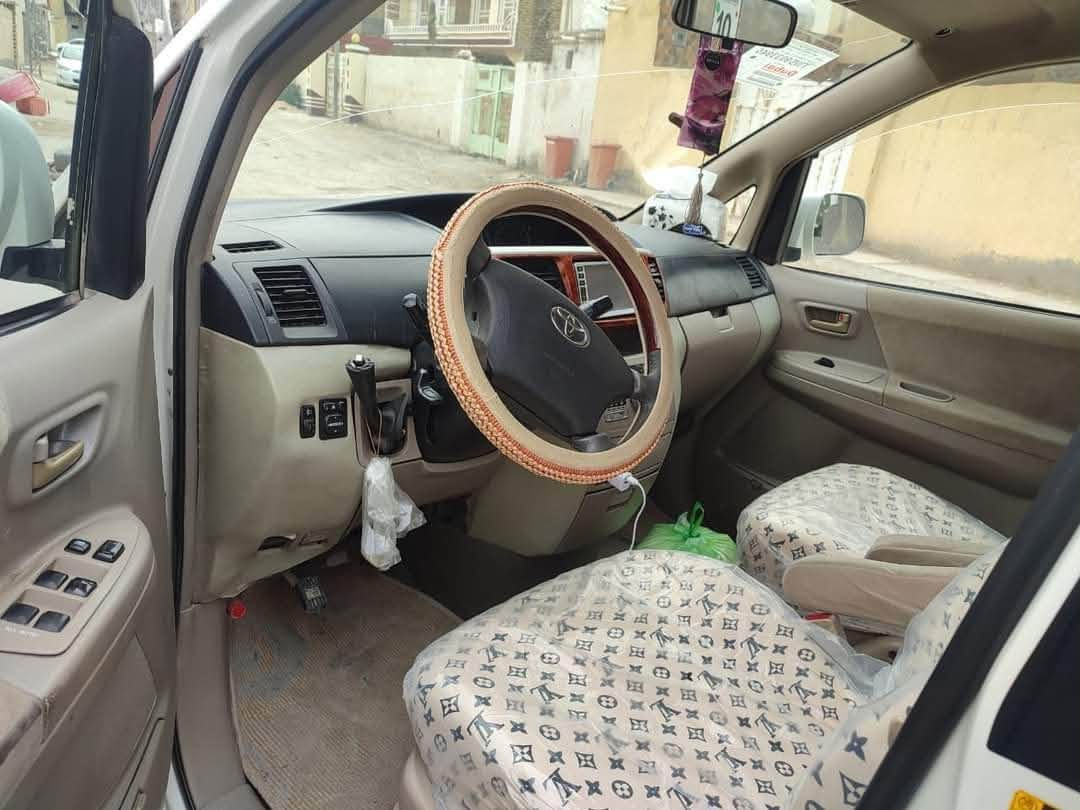 تويوتا نوها (Toyota NOAH) – خيارك  للعائلة والعمل!
​ سيارة تجمع بين الراحة المطلقة ، والمساحة الواسعة، والاعتمادية العالية ياباني 2004 اصل  اترايك وين ما يعجبك ،  ممتازة جداً للعوائل وتعتبر مشروعاً استثمارياً ناجحاً كـ "خط طلاب" للمدارس والجامعات.
​أبرز المواصفات:
​المحرك: 4 سلندر  (قوة واقتصادية ممتازين).
​الكير: أوتوماتيك.
الوقود: بنزين عادي.
​اللون: أبيض ملكي.
​السعة: 7 راكب 
​التكييف: تبريد 3 قطع ❄️ (توزيع مثالي للبرودة في أشد أيام الصيف).
​الأبواب: سلايد جانبية لسهولة الصعود والنزول.
​التقنيات والتجهيزات: نظام صوتي، نوافذ ومرايا كهربائية، إنارة أمامية قوية مع كشافات. زنون
مشروع وطني تحويل مباشر 
​ الكير والمحرك بالكارتون ، الحدادية جديدة باتري جديد تخم تايرجديد ، مكفولة كفالة عامة وبدون صبغ. 
​الملاحظات: توجد ضربة خفيفة جداً تحت فوهة البنزين فقط.
​المعاينة: حالة السيارة ممتازة والواقع أفضل برهان بعد الفحص والمعاينة.
​معلومات البيع والتواصل:
​الموقع: الناصرية – الغراف
بصرة _ ياسين خريبط 
​السعر: ٨٥ ورقة وبية مجال 
​للتواصل والاتصال أو الواتساب: ***********

