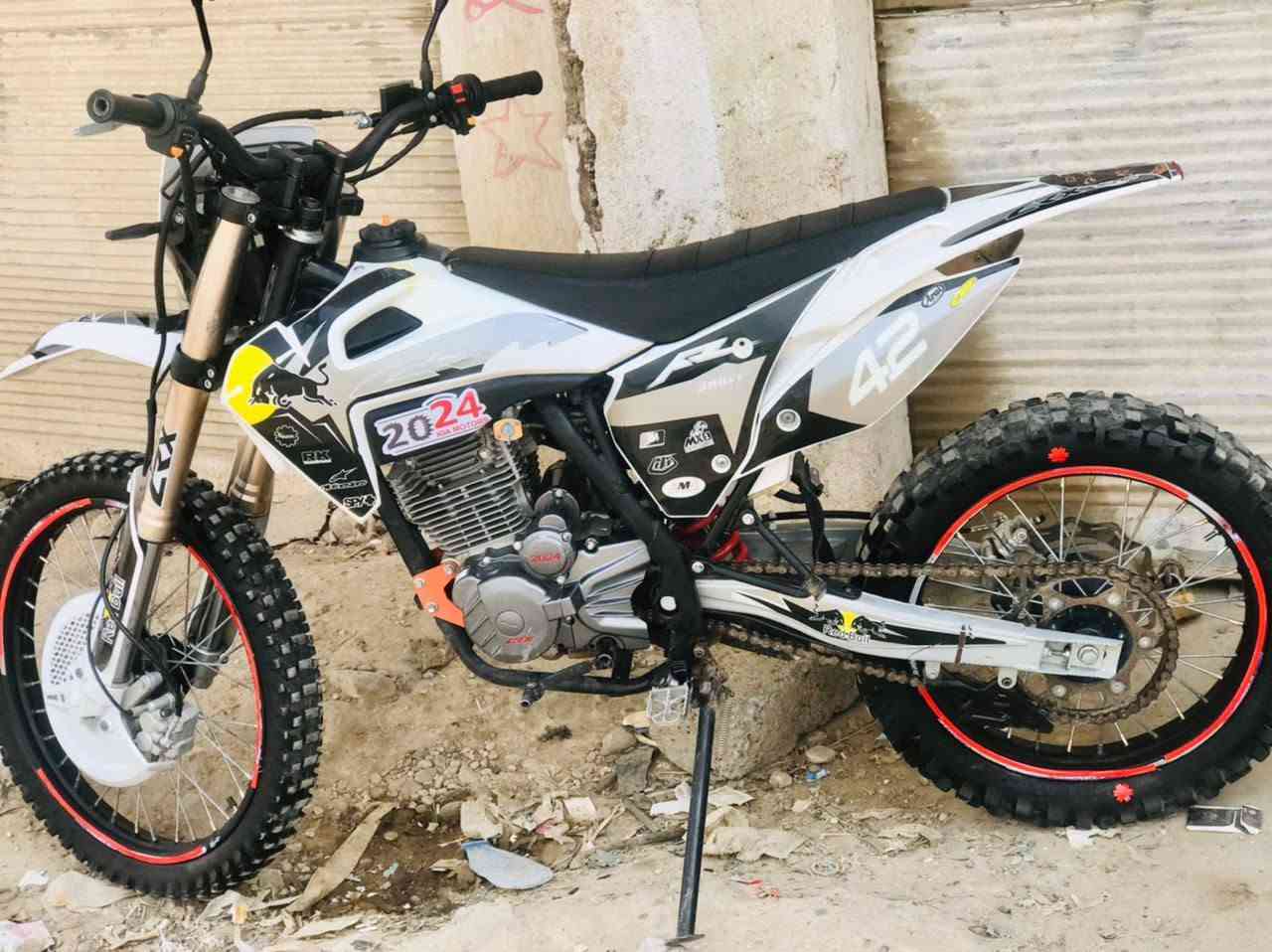 سلام عليكم  موطور للبيع  قفاز cRxمكينه  حجم 300موديل 2024 موطور جديد السعر 1100 بي مجال  قليل  للستفسار عل خط  *********** مكاني كياره  العوسجه
