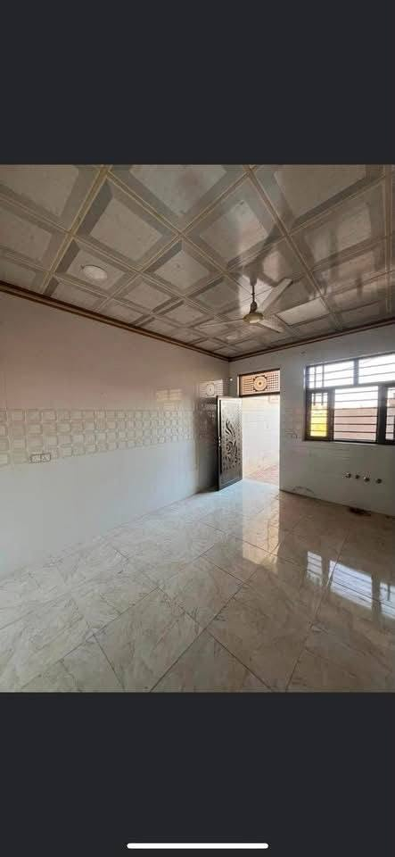 🏡 **للإيجار – دار سكنية في تكريت / القادسية – شارع الكراج مقابيل يوسف الجعفري ابو الملابس**
✅ طابقان
✅ المساحة: 150  م² وجه 7 ونص
🛏️ 3 غرف
🛋️ صالة
البيت كلش نضيف

💰 **بدل الإيجار: 400 ألف دينار شهريًا**

📞 للاستفسار:
***********
***********
🏡 **للإيجار – دار سكنية في تكريت / القادسية – شارع الكراج مقابيل يوسف الجعفري ابو الملابس**
