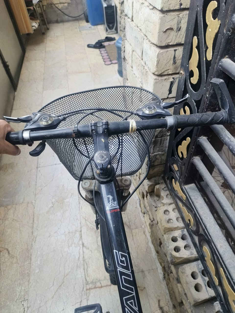 بايسكل جبلي للبيع 🚲الحالة: مستعمل
.المواصفات: بايسكل جبلي قوي يتحمل الأوزان
   .يحتوي على دبلات أمامية لامتصاص الصدمات
.فرامل ديسك (قرص أمامي)
مجهز بسلة أمامية معدنية لغرض المسواك أو الأغراض الشخصية. يحتوي على كشن طبي كبير مريح

.السعر: 125 ألف دينار عراقي (قفل أو بيه مجال بسيط للشراي الطيب)
الموقع: بغداد / المنصور
.للتواصل والاستفسار، يرجى مراسلتي على الرقم: ***********
