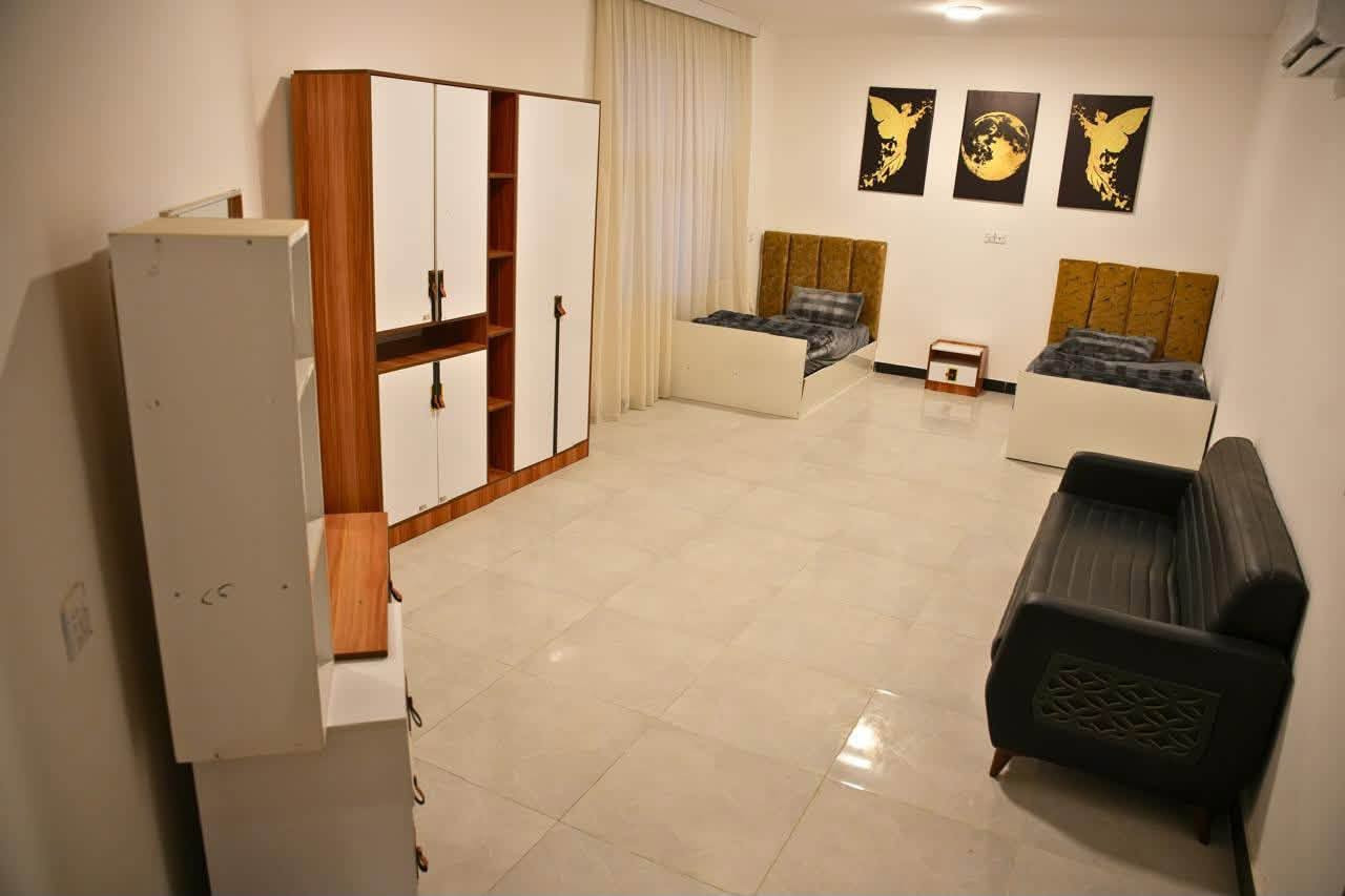 🌿 مزرعة روزه للإيجار اليومي 🌿
⭕️ سعر الشفت الصباحي 125 
⭕️ سعر الشفت المسائي 175 فقط 
عدا ايام العطل 
✅ موثقة عبر تطبيق أجرلي
🏡 تتضمن المزرعة:
🛏️ غرفتين نوم
🛋️ صالة واسعة ومكيفة
🍴 مطبخ مجهز 
🚿 حمامات نظيفة
🌴 حديقة خضراء مع جلسات خارجية
🏊 مسبح مناسب للكبار والصغار
🎡 منطقة ألعاب للأطفال
🔥 ركن شواء (باربكيو)

📍 الموقع: بغداد – البوعيثة

✨ أجواء راقية، نظافة عالية، خصوصية كاملة، وأسعار مناسبه .

📲 للحجز والاستفسار:
***********

نص مكتوب في الصور:
- ***********