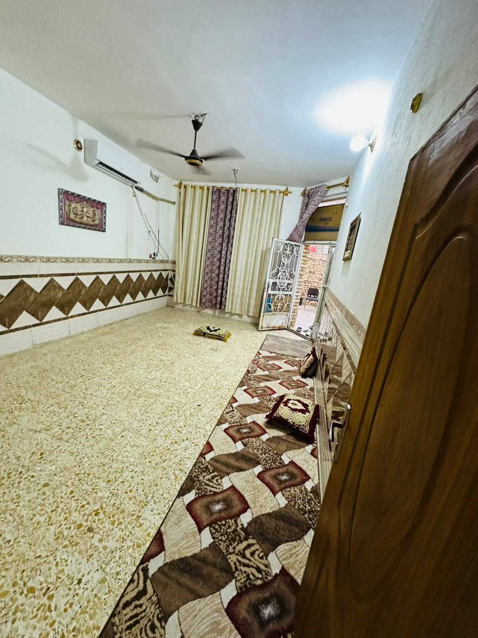 سلام عليكم بيت للبيع مساحه 200م بناء حديث كله درجه اولى البيت رقم وهسه واصل للتقييم مكان البيت حي العسكري قرب مدرسه المربد وهاذ رقم ابو البيت اني مكلف بنشر ‏‪‏‪***********‬‏
