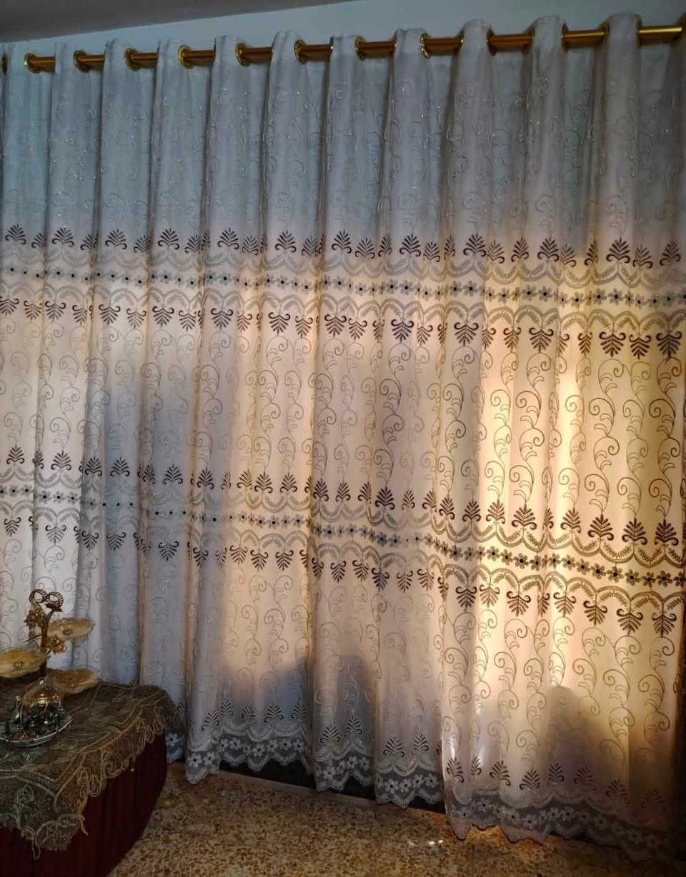 تخم حطاطه عشرة مقاعد نظيف +طبلات عدد 5 لون ذهبي ٤ صغار +واحد كبير + بردة تول
السعر 450وبي مجال 
للاستفسار ***********
