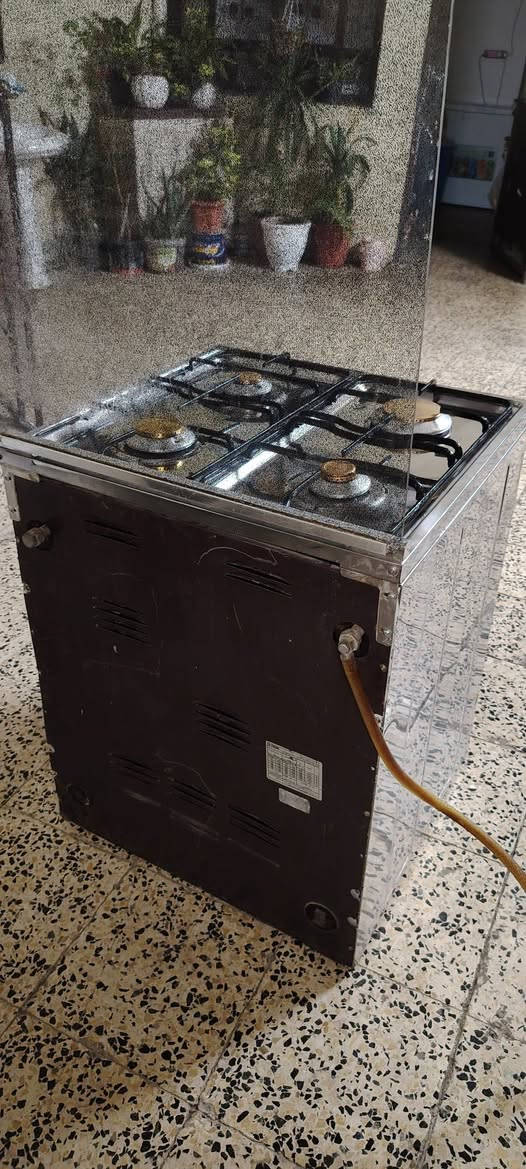 تريد شي مضبوط تعال اشوفـــــــــــك 🫡 طباخ فريش اربع عيون النار انت شوفها بعينك كلو شغال فرن كامل شغال والضمان موجود العنوان حي الابار مقابل حي الثورة للتواصل ***********
