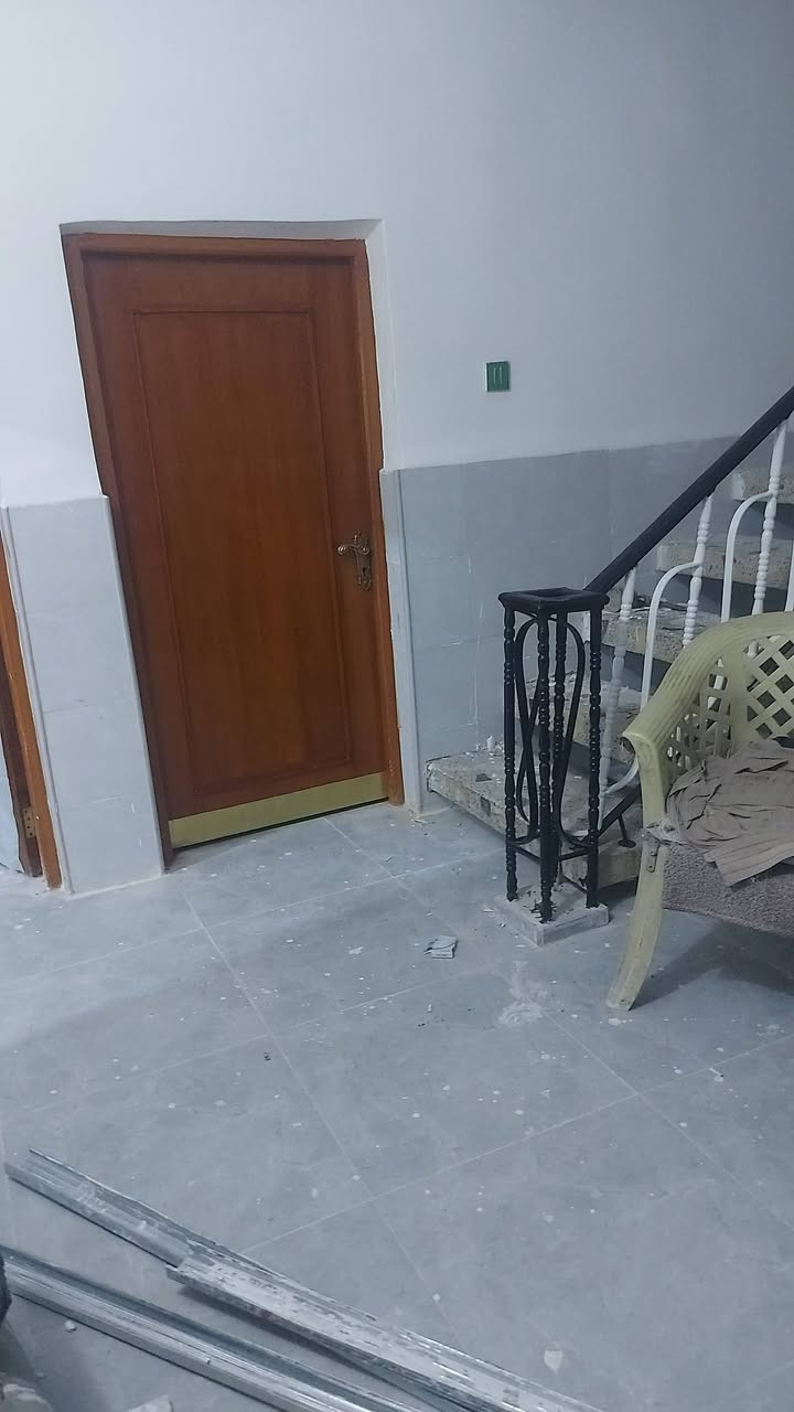 الدار للبيع بالشهداء شارع الاطلال ثاني فرع على اليسار قديم مرمم حديث حاليآ غير مسكون مساحه ٢٠٠متر وجه ١٠متر ونزال ٢٠متر سطح صب واشتايكر جديد إستقبال وهول وصالة وغرفتين نوم وكراج وحديقة وصحيات داخليه وخارجيه السعر ١٤٠ وبي مجال 
الهاتف ***********

