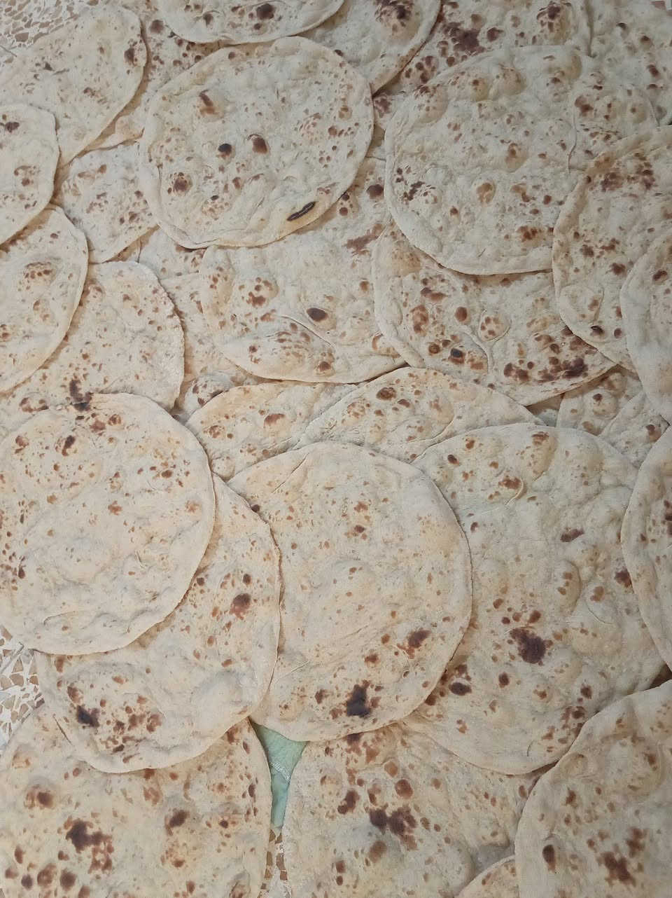 السلام عليكم 
خبز طيب ودرجة أولى الطحين من يمكم 10كرص بألف وأذا الطحين من يمي 5كرص بألف وللتواصل على الخاص أو على الرقم *********** العنوان حي الانتصار شارع ثلاثين قرب كرم مول
