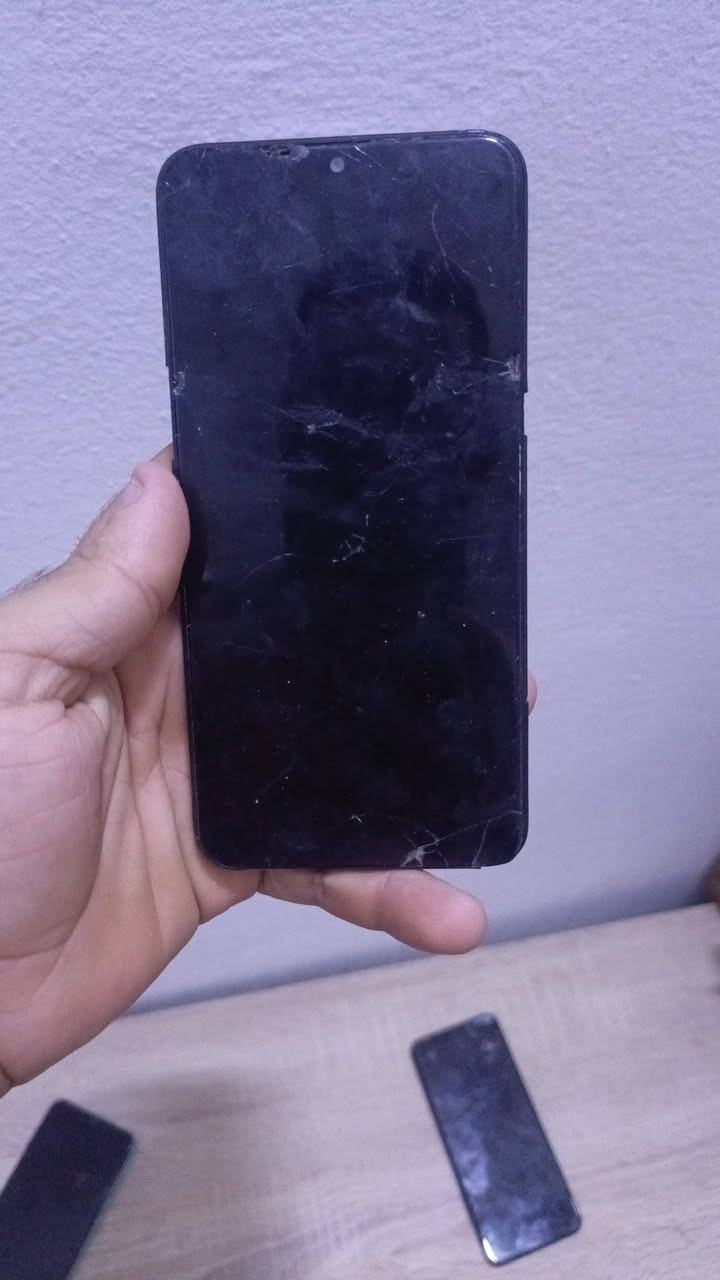 سلام عليكم عدي اجهزه ٣   للبيع ٢ منهن فقط شاشه شغلات فقط شاشه مكسره او ثالث دكمه تعلي وتنصي وتشغل جهاز ماكو ٣ ب١٠٠ رقمي واتساب هذه *********** او مكاني نجف حي نداء
