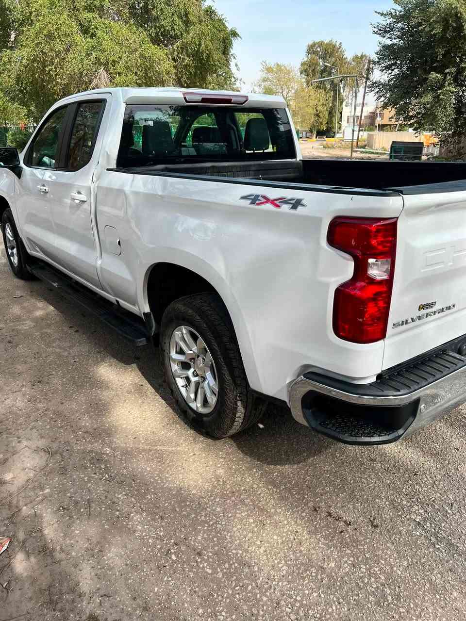 سلام عليكم ((مرقم بغداد كامل))
السعر 285 ورقة وبيها مجال
شفروليه سلفرادو موديل ٢٠٢٣ للبيع 
دفع رباعي دفع خلفي 
((محرك ٥٣٠٠ ثمانية سلندر))
عدادات شاشة وشاشة وسطية كبيرة
ماشية ٢٤ ميل
حادثها خلفي مبدل بدي كامل نفس اللون بدون صبغ بدون ايرباك
مكان السيارة بغداد الحارثية
السعر 285 وبيه مجال 
للاستفسار 
***********
