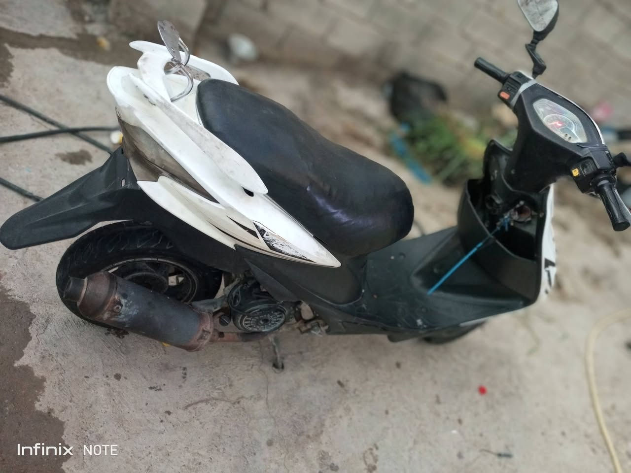 @السلام عليكم عندي دراجه ادرس ماليزي الدراجه نضيفه كهربائيات شغاله سلف شغال مكينه 150  شلعته تخبل السعر ب300وبيه مجال  لتواصل (***********)

نص مكتوب في الصور:
- Infinix NOTE