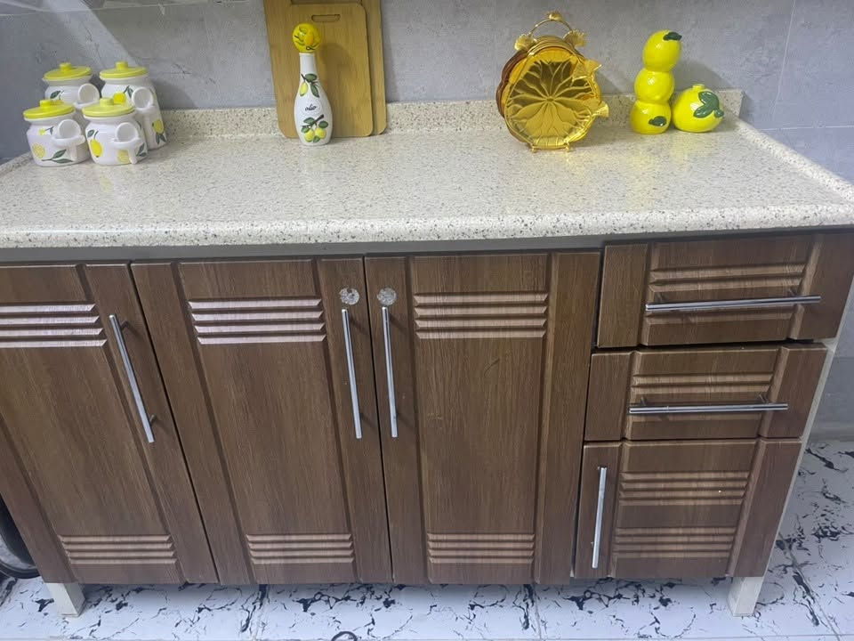 كاونتر للبيع سعره ٣٠٠عنواني الشعب
***********
