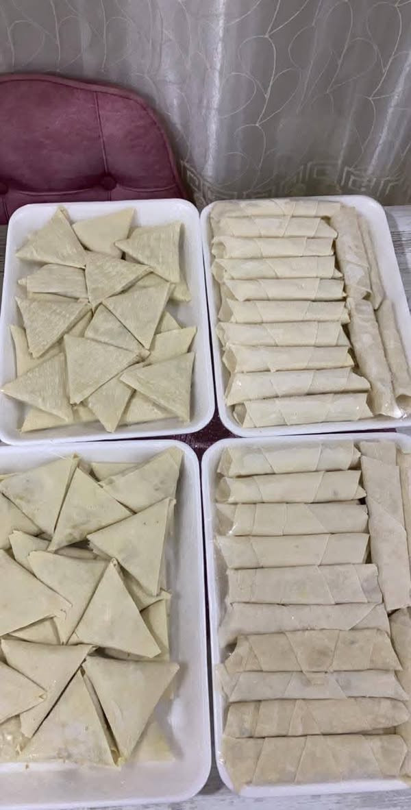 باجر عشة و عصرونية متوفرات فطائر لحم و جبن 6قطع ب 5الف ميني بيتزا 8قطع ب 5 الف بورك لحم أو دجاج 15قطعة ب 5 الف لفة صاج دجاج الف ونص همبركر الف ونص يوجد خدمة توصيل
