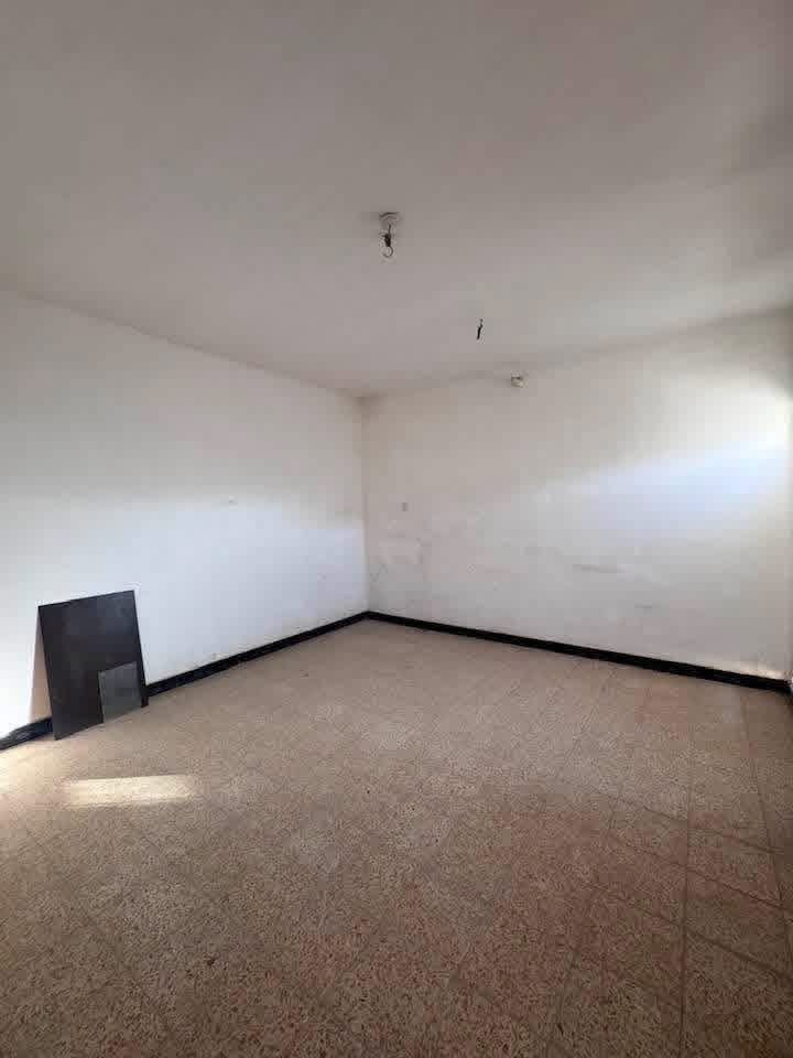 🏡 للبيع دار فارغ استلام مباشر بسعر مناسب جداً
في نادر الثانيه الشارع الخدمي خلف مول اهل الخير سابقاً

📐 المساحة:  150م² #طابو_زراعي_سند25 

وآجه 10م² ونزال 15 م²

🌟الدار يتكون من: 

🛏️ 2 غرف نوم 

🛋️ صالة 

🍳 مطبخ 

🚿 صحيات 

🌳 حديقة 

🚗 كراج سيارة

📌 موقع ممتاز وقريب من الخدمات، مناسب للسكن العائلي.

السعر / 100.000.000 مليون دينار عراقي فقط

للاستفسار وتفاصيل اكثر لطفاً الرجاء الاتصـــال او مرآسلتنا سيد رائد

سيد رائد

📞0️⃣7️⃣8️⃣3️⃣1️⃣1️⃣6️⃣1️⃣6️⃣4️⃣1️⃣ 

سيد 

حسين 

📞0️⃣7️⃣8️⃣7️⃣2️⃣5️⃣7️⃣4️⃣7️⃣3️⃣3️⃣

          او وآتســــــاب📲

المكـــــتب ☎️ 

     ***********         *********** ‌‌‎    

           

🏗️ #مــوقع_المكتب🏗️

📍{بابل/الحله شارع نادر الرئيسي مقابل  شارع الطب العدلي بالقرب من اسواق الجمل }

#بيع_وشراء

#عقارات #بغدادالعراق #الحله         #مشاهيرفيسبوك #مكتب_عقارات_سيد_رائد  #الاولى  #في_بابل
