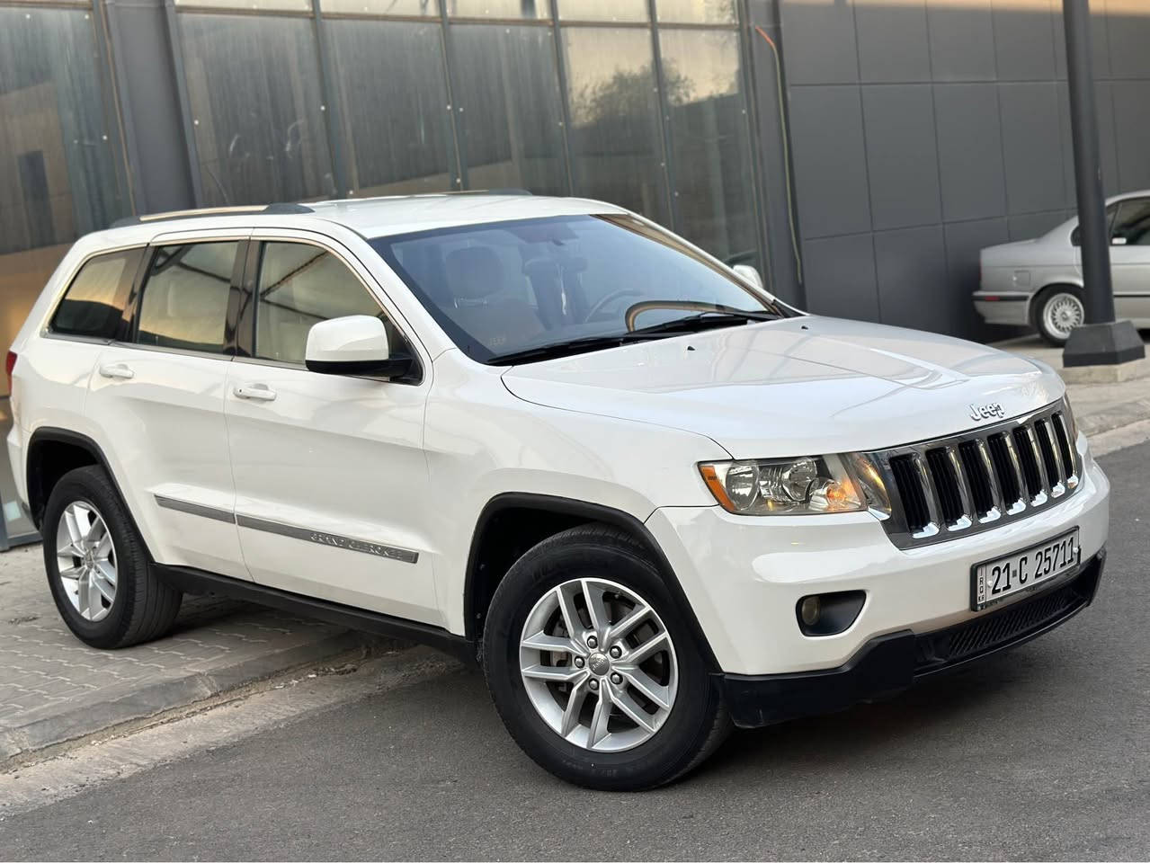 Jeep Laredo 2011
ده‌بڵ ئاكسل سڵاید نیه‌
١٣٦ هه‌زار رۆشتووه‌
بۆیاخی نیه‌  دوو سێ په‌ڵه‌ كارتئ هه‌یه‌ 
سه‌یاره‌كه‌ زۆر تازه‌ ماوه‌ته‌وه‌ 
گیر و مه‌كینه‌ به‌شه‌رت 
سه‌نه‌وی تازه‌یه‌ 
سعری ١٣٥ گه‌ڵا و مه‌عامه‌له‌
*********** السليمانية, العراق

