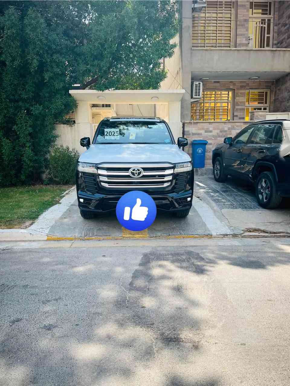 سلام عليكم لاندكروز 25 شركة المهند سيارة زيرو داخل أحمر بسمي شخصياً أربع كامرات محيطية العنوان زيونه ملعب الشعب ***********
