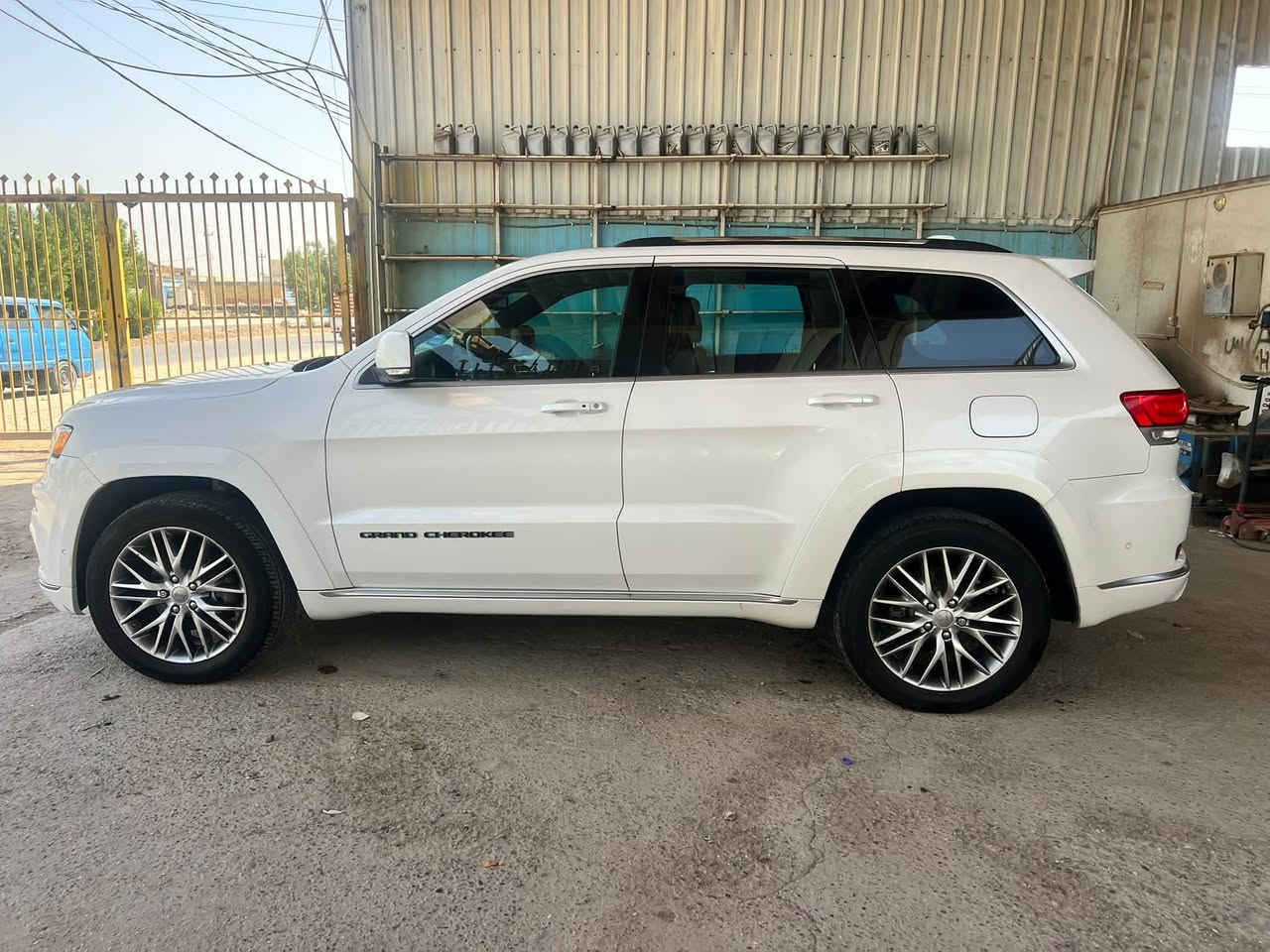 السلام عليكم.
جيب سومت 2017 فول  (امريكي ) للبيع 

المحرك : 3.6 V6 

لون ابيض 

السعر 240 وبيه مجال بسيط

السياره بدون حادث بدون ايرباك بس السونار يكول براغي البنيد مرخيهن 

رقم بغداد انكليزي

المواصفات :

دفع رباعي 4x4 .  تحذير النقطة عمياء ⚠ .ويل قياس 20 انج .

• انارة متحركة .• سقف بانوراما •سقف شامو . شاشه كبيرة . 

• نظام الخرائط (GPS) • ستيرن كهربائي • المصابيح الأمامية زنون  عين الشيطان 500 $ سعرهن• كشافات الضباب زنون .تشغيل عن بعد • صندوق كهربائي • حفظ وضعيات الجلوس (ميموري) • المقاعد الأمامية كهربائية • المقاعد الأمامية تبريد وتدفئة • المقاعد الخلفية تدفئة • حساسات أمامية • حساسات خلفية . 

•جوبلس 3وضعيات • كاميرا خلفية دوارة • تدفئة ستيرن • مانع تصادم خلفي • ابل كاربلي وايرلس • محدد سرعة . سقف بنوراما • نظام التشغيل والاطفاء الاوتوماتيكي 

( Auto Start System. • ⁠مري قلاب• ⁠مري شفط• وضعيات قيادة• ⁠شفتات ستيرن• ⁠داخل قرميدي• ⁠سيستم سماعات• ⁠هزة وسنوية جديدة• ⁠سيارة بسمي تحويل  ثاني يوم • ⁠تايرات جدد.

تواصل ***********
