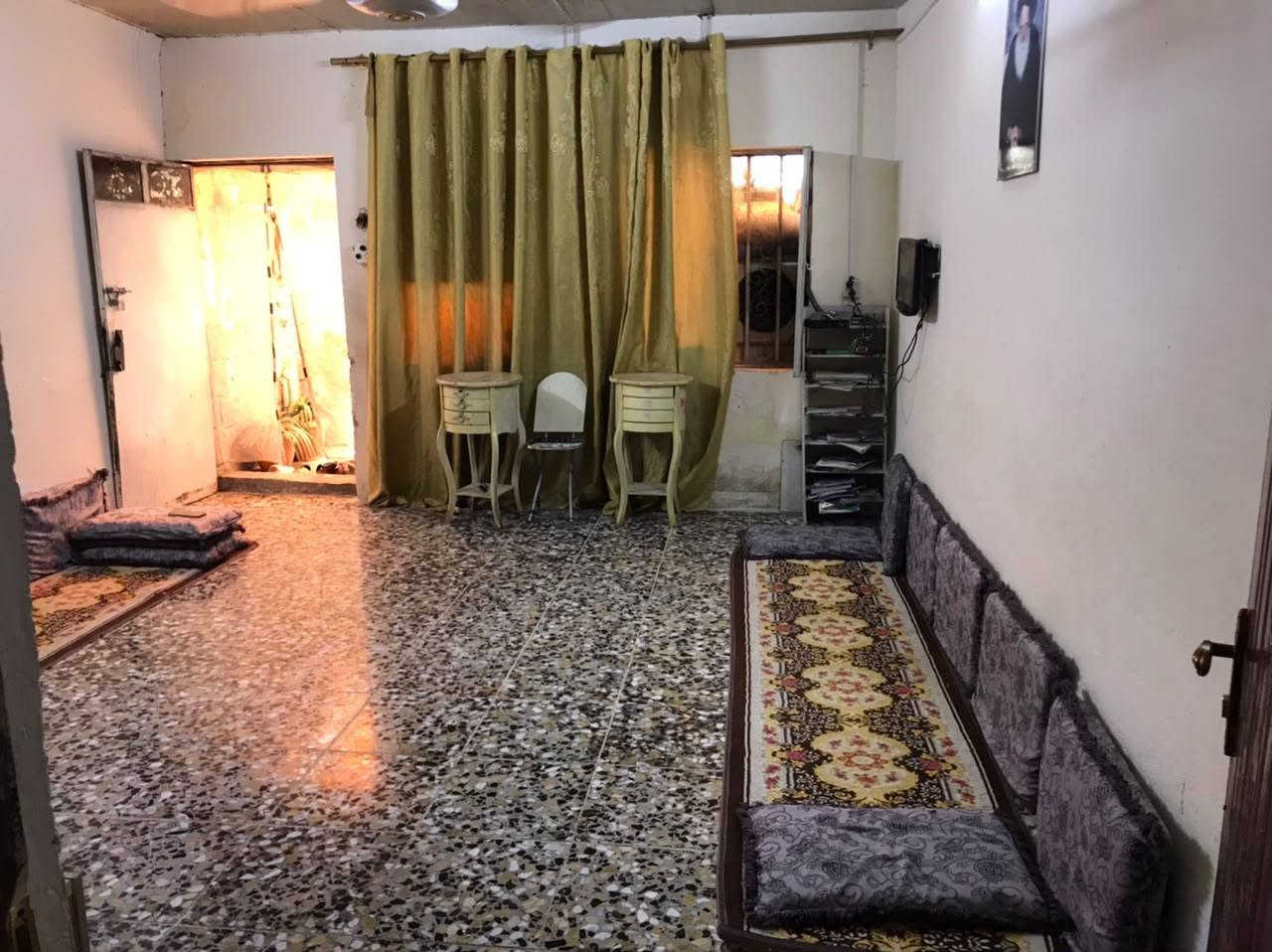 السلام عليكم
بيت تجاوز للبيع 
يحتوي على طرمة + استقبال + غرفة نوم+ مطبخ + حمام وتواليت مشترك+ ترك 
السقف ساندويچ الأرضية كاشي 
مكانه حلو وقريب ع شارع المعهد وعلى شارعين سيد هاشم . قرب مدرسة ندى الصباح . السعر 25 بيه مجال بسيط 
*********** الي مهتم يراسل واتساب او يعلق واني ادخله

