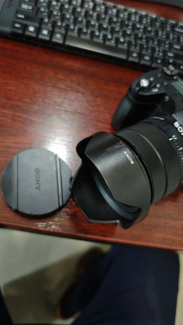 السلام عليكم كاميرا Sony Cyber-shot DSC-RX10 IV الوحش الشامل المصممة لمصوري الحياة البرية، الرياضة، والتقارير الصحفية الذين يحتاجون لسرعة فائقة ومدى تقريب هائل دون الحاجة لتغيير العدسات. 

تأتي الكاميرا بمستشعر 1.0-type Exmor RS CMOS مكدس بدقة 20.1 ميجابكسل،

 مزودة بعدسة ZEISS Vario-Sonnar T متميزة بمدى بؤري يبدأ من 24mm وحتى 600mm مع تقريب بصري يصل إلى 25x وفتحة عدسة f/2.4 إلى f/4.0. 

تتميز بنظام تركيز تلقائي هجين وسريع للغاية يضم 315 نقطة تركيز يقتنص الأهداف في 0.03 ثانية فقط،

 مع سرعة تصوير متتابع تصل إلى 24 إطاراً في الثانية بتتبع كامل للتركيز والتعريض.

 بالنسبة للفيديو، تدعم الكاميرا التصوير بدقة 4K UHD وتصوير الفيديو البطيء حتى 1000 إطار في الثانية، إلى جانب ملفات S-Log3 الاحترافية للمونتاج وشاشة لمسية قابلة للإمالة بحجم 3 بوصات، مع هيكل قوي مقاوم للغبار والرطوبة.وياها ٥ بطاريات شاحنتين ورامين ٣٢ كيكا*********** مكاني حلة
مكلف بالنشر سعرها 1650
