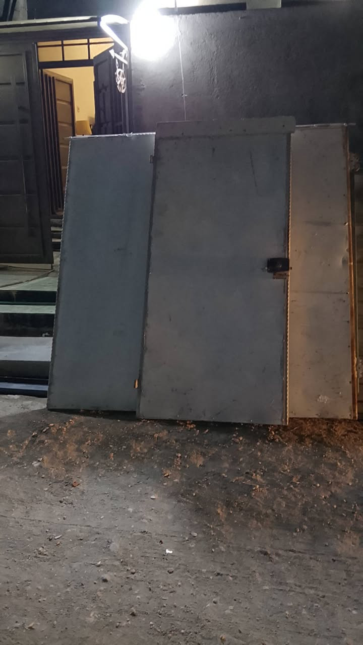 ابواب حديد خارجية جدا جدا نظاف وثقيل ارتفاع 2.25 وعرض 3 متر

