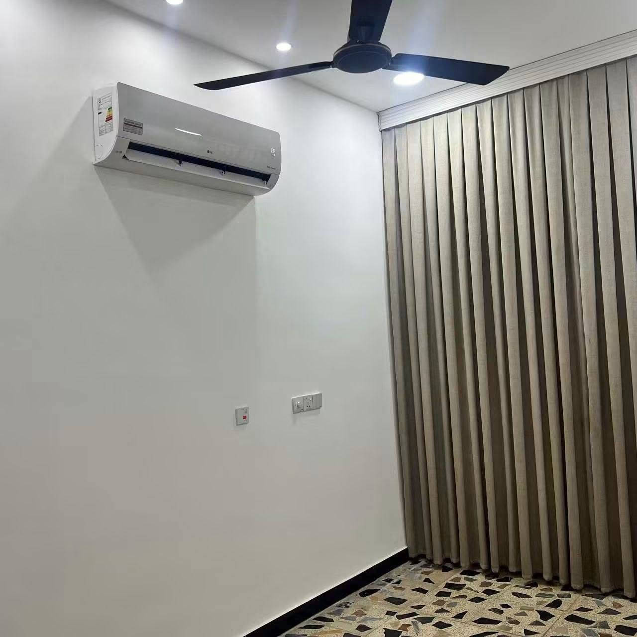 فرصه عقاريه دار للبيع ( طابو صرف )
مستعجل عالبيع بسعر مناسب 
دار للبيع بغداد حي اور محلة 325 مجاور ثانوية القيروان للمتميزين منطقة  ال 600 

موقع مميز جدا – شارع عريض 15م

المساحة: 60م²
الواجهة: 3م
النزال: 20م

مواصفات الدار
طابق ونص
مدخل للدار
مدخل استقبال 
مطبخ حار( منور)

الطابق الارضي
هول وجلسة
مطبخ
منور
حمام كبير
غرفة نوم
بيتونة كبيرة تصلح كمخزن
سطح امامي كبير
سطح خلفي كبير

موقع مميز ومساحة ممتازة للسكن والاستثمار
رقم صاحب الدار *********** واتساب
