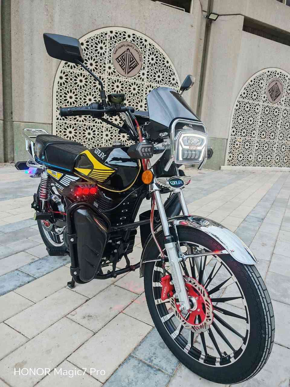 السلام عليكم دراجه  سيفان جديده شركة سيزر دراجه جديده استعمال جدا قليل بطاريه ليثيوم 50 امبير 72 فولت ملف 3000 حقيقي سرعتها 110 حقيقي بركات دهن امامي خلفي للبيع العنوان بغداد ساحه الوثبه  سعره  1,450      ***********

نص مكتوب في الصور:
- HONOR Magic7 Pro