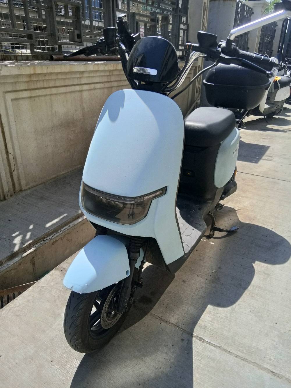 السلام عليكم 
دراجة كهربائية RAYAN HJ  (ريان بوليسي )

يتحمل الاوزان الثقيلة 

 1200W
Disk brake 
48V-28A 
4 سرعات امامية 💪
1 سرعة خلفية 
متوسط المسافة 50km 🛣
السرعة 55-60
تاير 10/90/80 🛵
لايت زنون 🚦
صندوق خلفي لحمل الاغراض 🛒
باتري اصلي شركة الريان TAILG بشرط

السعر 500  الف
وين موقعك بالضبط داخل بغداد/أي محافظة حتى الزبون يعرف مكان التسليم؟: 
بغداد البياع 