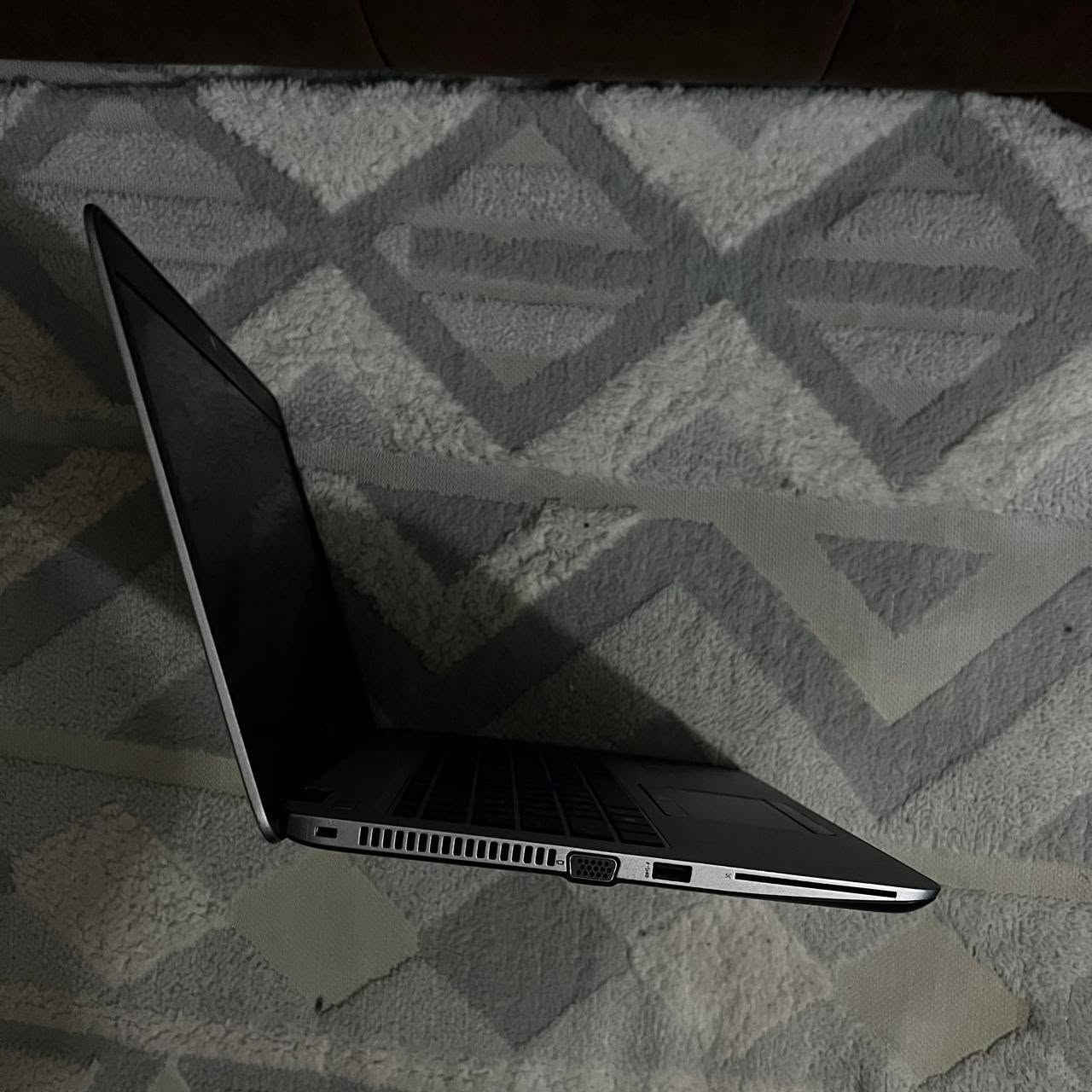 لابتوب HP EliteBook 840 للبيع 💻
جهاز نظيف وشغال ممتاز، مناسب للأعمال والدراسة والاستخدام اليومي.
المواصفات:
المعالج: Intel Core i5-6300U (الجيل السادس)
الرام: 8GB DDR4
التخزين: SSD بسعة 238GB (سرعة إقلاع عالية)
الشاشة: 14 إنش
نظام التشغيل: Windows 10 Pro (مرخص أصلي)
البصمة: يدعم بصمة الإصبع
يشمل البيع:
✅ الشاحن الأصلي
✅ حقيبة اللابتوب
الحالة: ممتاز، شغال بدون أي مشاكل، جاهز للاستخدام مباشرة.
السعر: [300الف وبيها مجال ]
📞 للتواصل: [***********]
