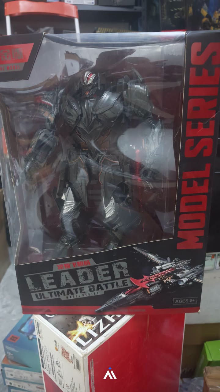 مجسم لعبة ميجاترون (Megatron) القابل للتحول من سلسلة "Leader Ultimate Battle" المستوحاة من فيلم ترانسفورمرز: الفارس الأخير (Transformers: The Last Knight).المواصفات الأساسيةالشخصية: ميجاترون بدرع رمادي داكن وسلاح سيفي أحمر.الميزة: يتحول من شكل روبوت إلى طائرة مقاتلة.الخامة: مصنوع من مزيج البلاستيك المتين
متوفر لدينا للبيع يوجد توصيل لجميع المحافظات واتساب ***********
