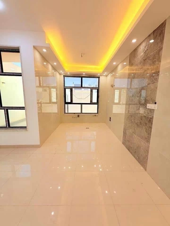 🟥 لــــــــلإيــــــــجــــــــار 🟥

📍 الموقع: حي الضباط الثانيه مقابيل مجمع السلام قريب من شارع ٨٠  

⭕️المساحة ١٥٠م ⭕️بناء حديث سنة ٢٠٢٥ 

⭕️الطابق الارضي يحتوي على صالة وهول ومطبخ وغرفة نوم ومجمع صحيات 

⭕️الطابق الثاني يحتوي على غرفتين نوم ومجمع صحيات 

💎 نساعدكم في إيجاد أفضل الفرص العقارية والاستثمارية، كما نستقبل جميع العقارات المعروضة للبيع أو للإيجار💎 .

📥للأستفسار اكثر👨🏽‍💻مراسلت الصفحه او📞اتصال + 📱واتساب *********** 

المهندس علي فراس | مكتب الثقة للتسويق العقاري في 📍 بابل – الحلة – حي الحسين 🏢.
