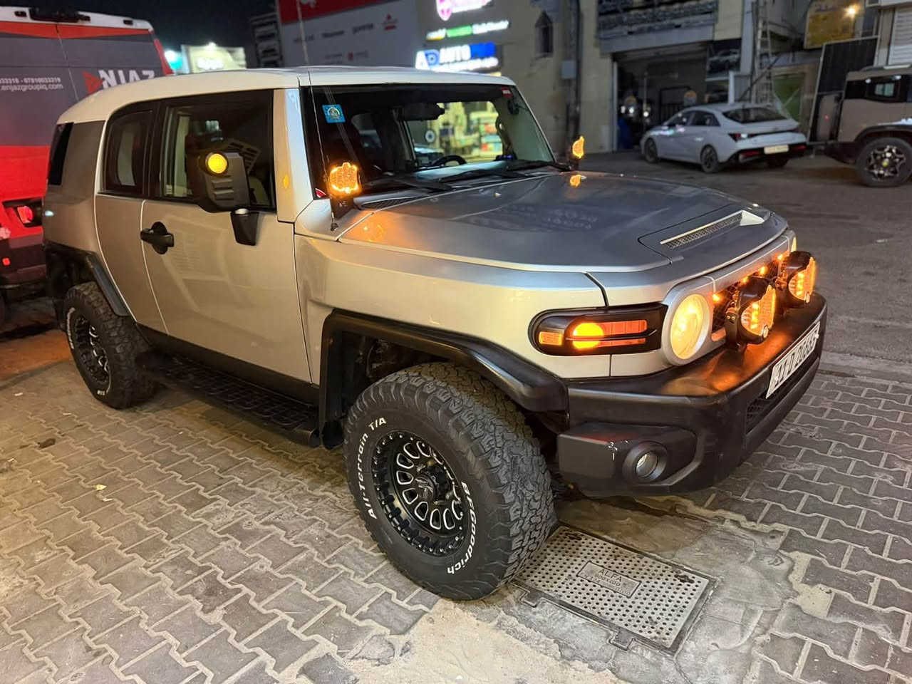 وارد أمريكي
مكينة 4.0 V6 – 6 سلندر كير أوتوماتيك دبل 4×4 تايرات BFGoodrich قياس 265/75R16 ويل  LENSO شاشة CarPlay
 كاميرا داش كام أمامي وخلفي 4K
مثبت سرعة تحكم ستيرن 
سويج بنل مربوط ع كل انارة السيارة 
ملاحظة : السيارة بدون ضربه بدون ضربه بدون ضربه 
دخلت من امريكا حالوب فقط شرط الفحص مصبوغة حزام شرررررط الفحص يعني كفالة من الضربة والكصه 
كير مكينه تبريد كله مكفول مكفول مكفول ع وضع البلاد للتواصل ***********
