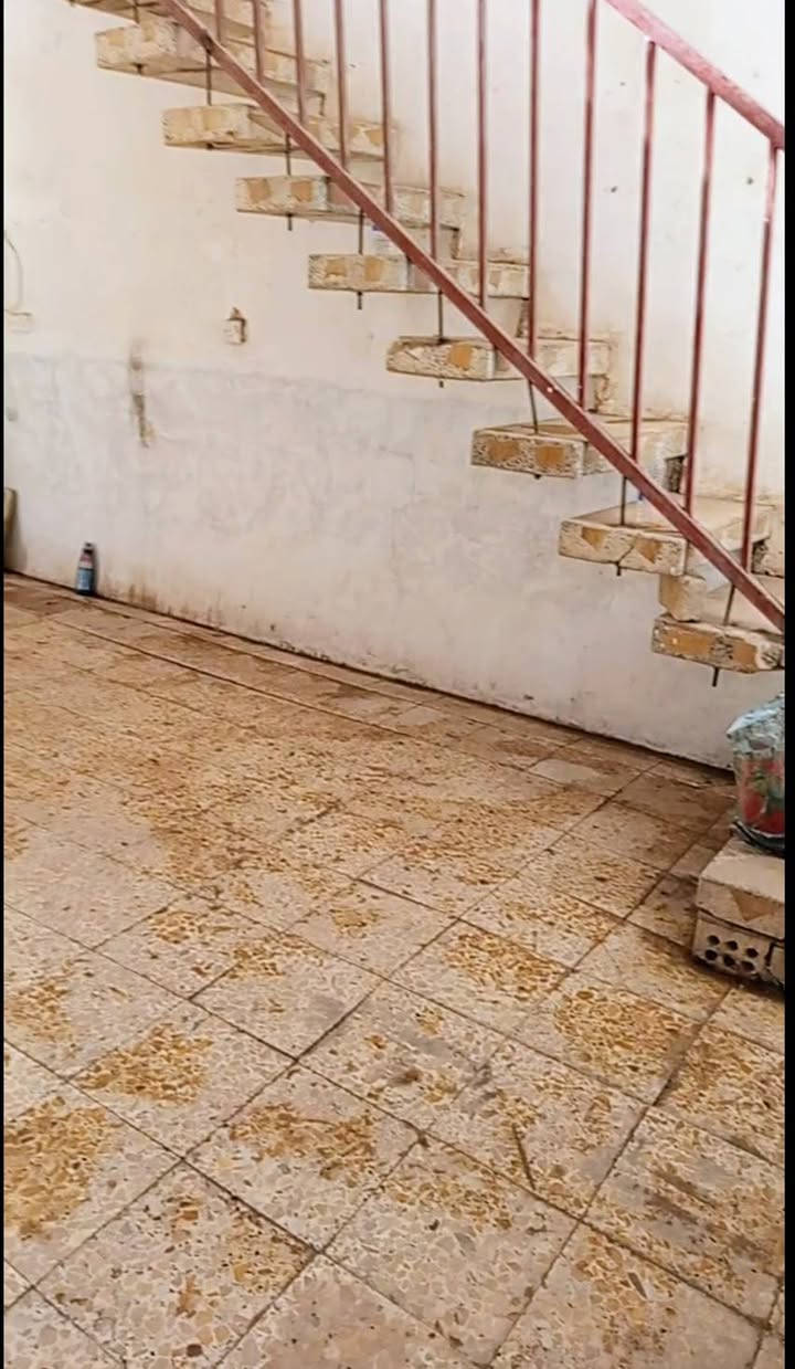 🏠  فرصة بيت للبيع العاجل..  بسعر أرض   
بيت 100 متر يصلح (حسينية، مبيت مواكب، مخزن، أو سكن) في كربلاء  🏠
📍 الموقع: حي الحوراء - نزلة القاضي (عامود 37) قرب أسواق آدم مباشرة .
📐 المساحة والبناء: 100 متر مربع (بناء كونكريت مسلح، طابق أرضي كامل ونظيف وجاهز للاستخدام الفوري)  .
🧱 التقسيم الداخلي: غرفتين، صالة واسعة، منور، حمام ومرافق صحية، مع درج داخلي.
 ميزة السعر: العقار معروض للبيع العاجل وبسعر تصفية أرخص من قيمة أرض فارغة بالمنطقة لقربه العالي من طريق المشاية .
📜 السند: سند 25 إقرار محكمة، والتحويل مباشرة باسم المشتري 
السعر : 70 مليون دينار عراقي كاش .
📞 للاستفسار والتواصل مع المالك مباشرة رقم الهاتف: ***********
