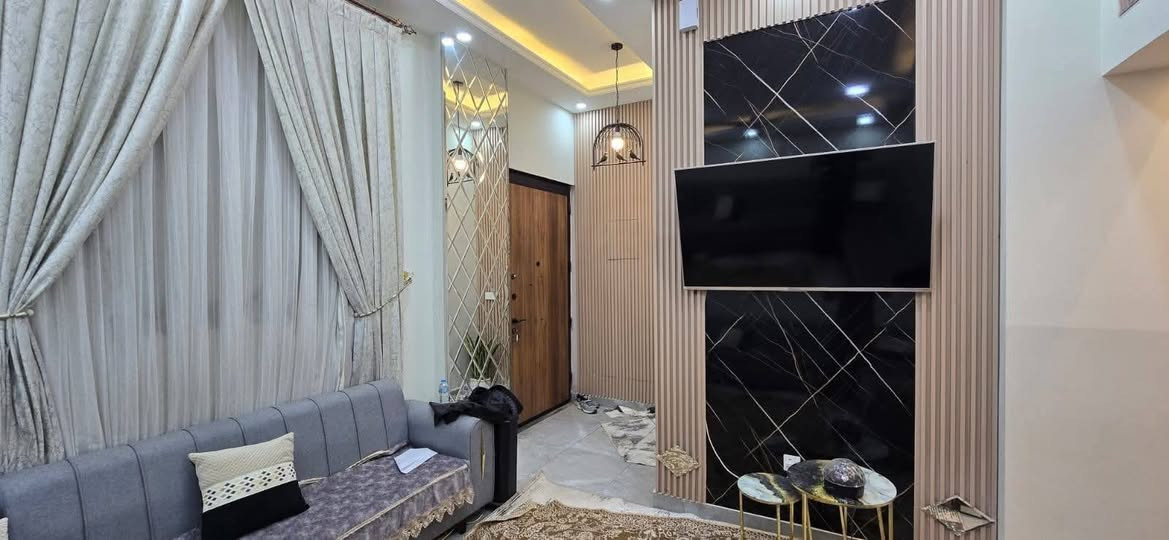 شقه للايجار مجمع السلام السكني 
مساحه ١١٣ متر  مؤثث فول اثاث 
غرفتين نوم 
طابق ارضي 
بسعر مناسب 
***********
#احمدالعامري
نستقبل جميع العروض العقارية
