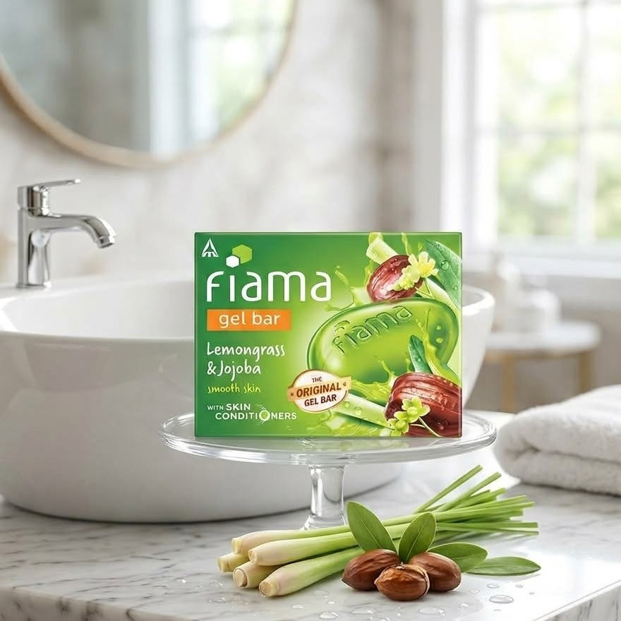 ✨ جديد وحصري! صابون فياما جل بار (Fiama Gel Bar) بالمرطبات الطبيعية! ✨

تجربة استحمام فريدة تجمع بين الانتعاش الفائق والعناية الفائقة بالبشرة! صابون جل غني بمرطبات البشرة (Skin Conditioners) لرغوة غنية وعطر يدوم طويلاً.

🎨 الأنواع المتوفرة (3 ألوان مميزة):

1️⃣ اللون الأخضر (Lemongrass & Jojoba):

    المكونات: علك الليمون (Lemongrass) وزيت الجوجوبا (Jojoba).

    الفائدة: يمنح البشرة نعومة فائقة وترطيباً عميقاً مع انتعاش طبيعي ساحر.

2️⃣ اللون الأزرق السماوي (Fiama Men - Energising Sport):

    المكونات: الجينسينغ وعلك الليمون (Ginseng & Lemongrass).

    الفائدة: مخصص للرجال والرياضيين بعد التمارين لتجديد الطاقة والحيوية وإزالة التعرق بفاعلية.

3️⃣ اللون الأزرق الداكن (Fiama Men - Shower Gel Bar):

    المكونات: تركيبة الشاور جل الغنية بالمغذيات.

    الفائدة: تنظيف عميق وحماية يومية للبشرة مع عطر رجالي فواح وقوي.

📦 تفاصيل العرض والأسعار:

    وزن الصابونة الواحدة: 125 غرام (حجم كبير ومثالي)

    عدد الصابون في الكرتون: 32 صابونة

    سعر الكرتون (جملة): 33,000 دينار فقط!

#بيتي_للمنظفات #منظفات_بغداد #عروض_الجملة #توفير_منزلي #بغداد #تسوق_اونلاين
